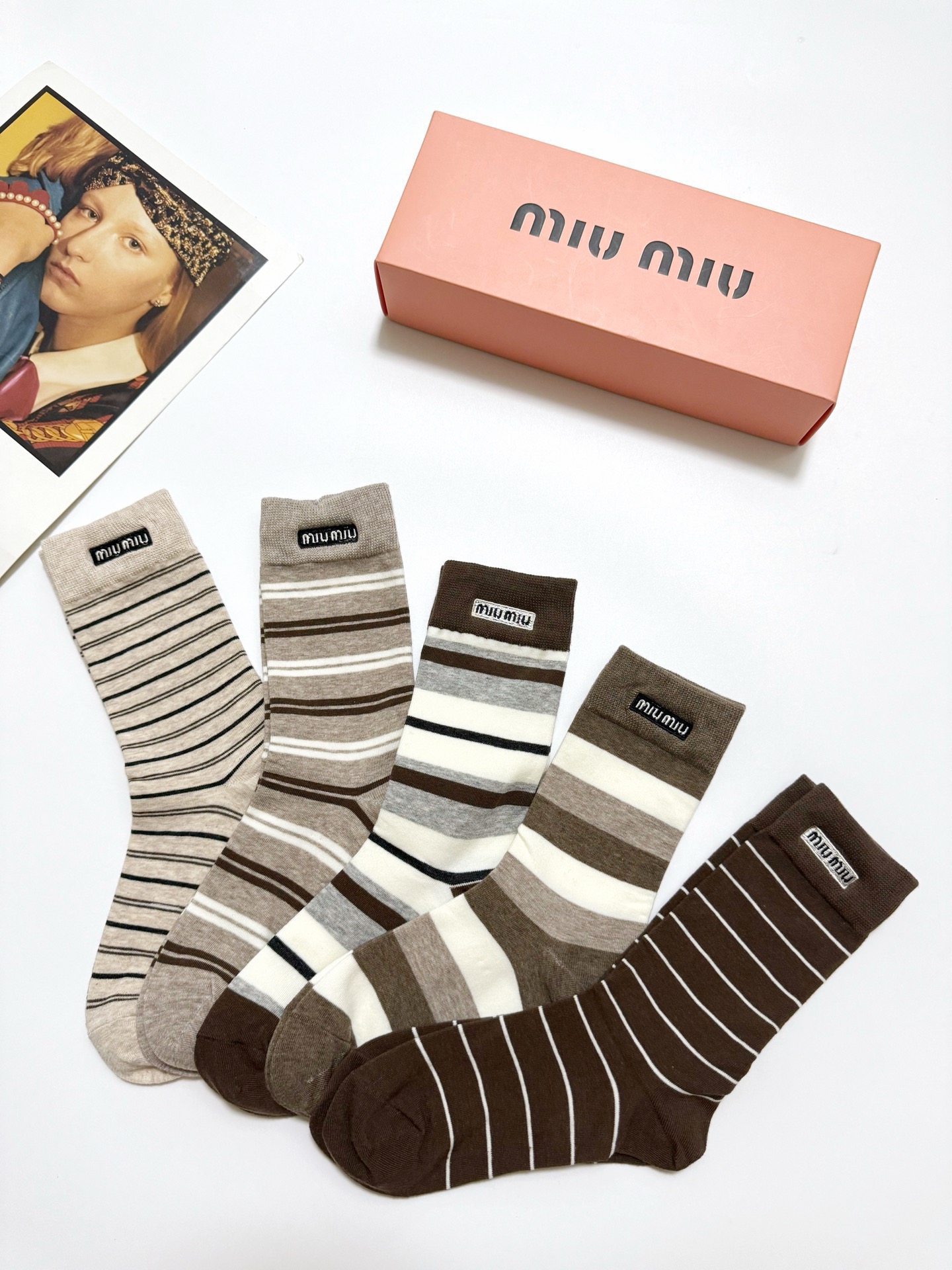 配包装🌟【一盒5双】🌟缪缪 miumiu 爆款纯棉中筒袜，韩系条纹➕超百搭大火配色🔥超完美结合，款式经典