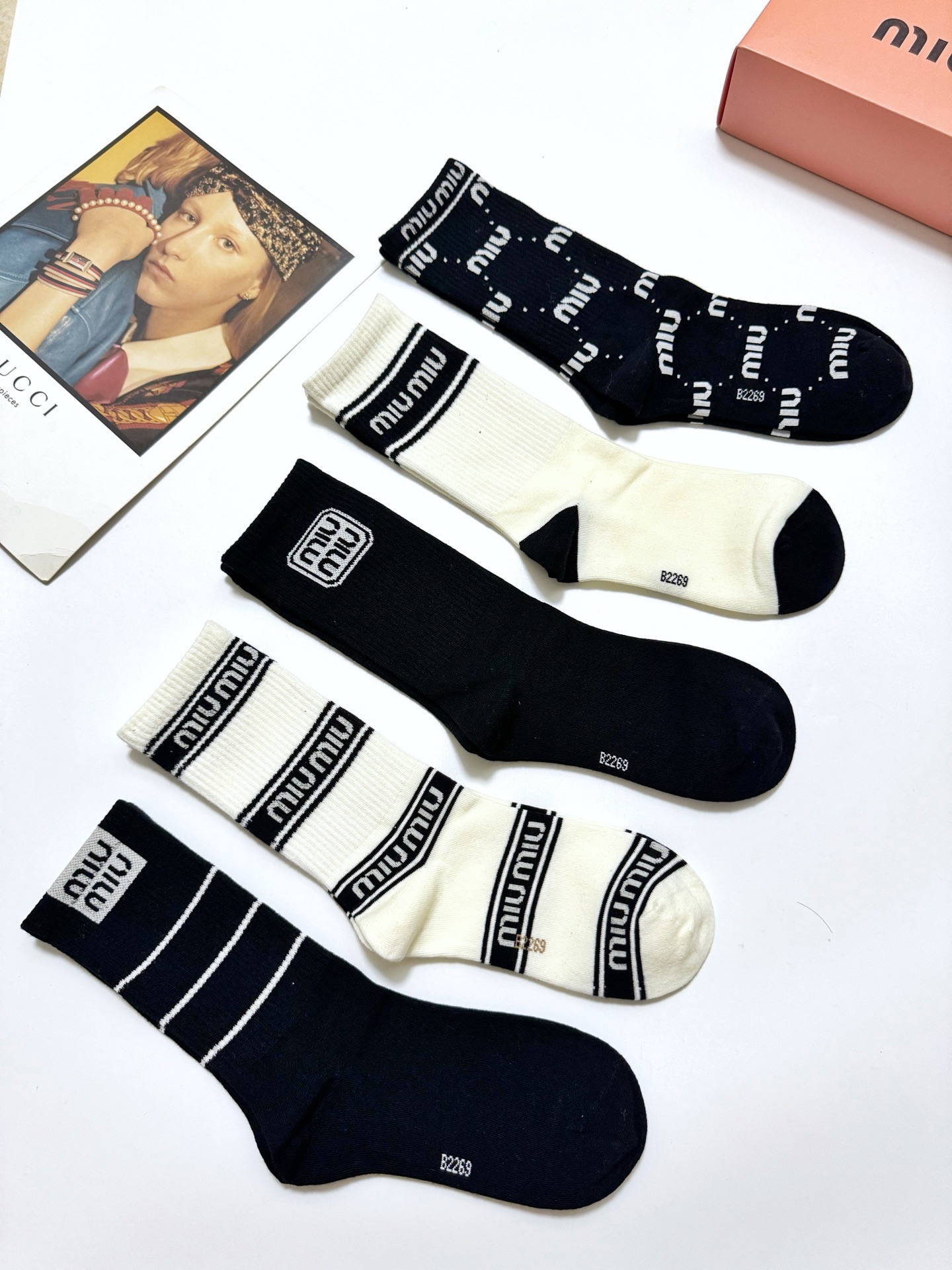 配包装🌟【一盒5 双】🌟缪缪 miumiu 经典字母 logo纯棉 中筒袜 ！超级软糯亲肤！🌟ins爆款