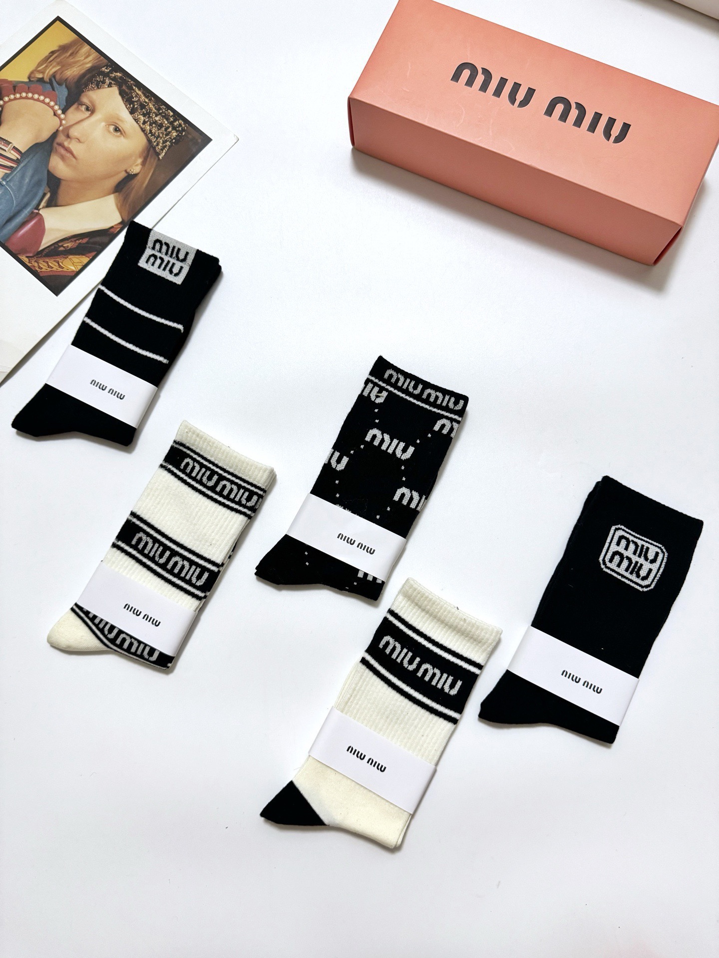 配包装🌟【一盒5 双】🌟缪缪 miumiu 经典字母 logo纯棉 中筒袜 ！超级软糯亲肤！🌟ins爆款