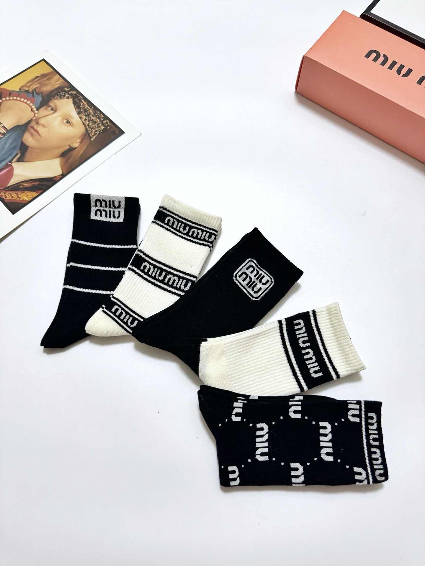 配包装🌟【一盒5 双】🌟缪缪 miumiu 经典字母 logo纯棉 中筒袜 ！超级软糯亲肤！🌟ins爆款
