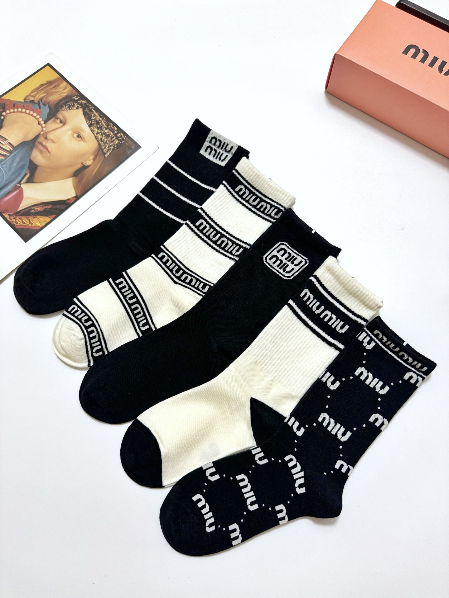 配包装🌟【一盒5 双】🌟缪缪 miumiu 经典字母 logo纯棉 中筒袜 ！超级软糯亲肤！🌟ins爆款