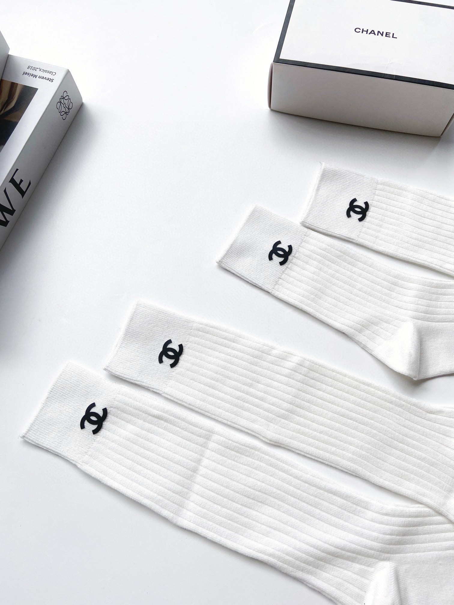 配包装🌟【一盒2 双】🌟Chanel 香奈儿 经典字母logo 纯棉中筒袜 小腿袜 🌟ins爆款！专柜在