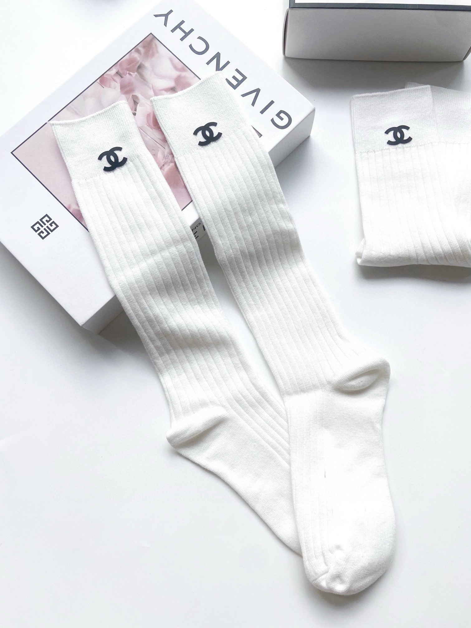 配包装🌟【一盒2 双】🌟Chanel 香奈儿 经典字母logo 纯棉中筒袜 小腿袜 🌟ins爆款！专柜在