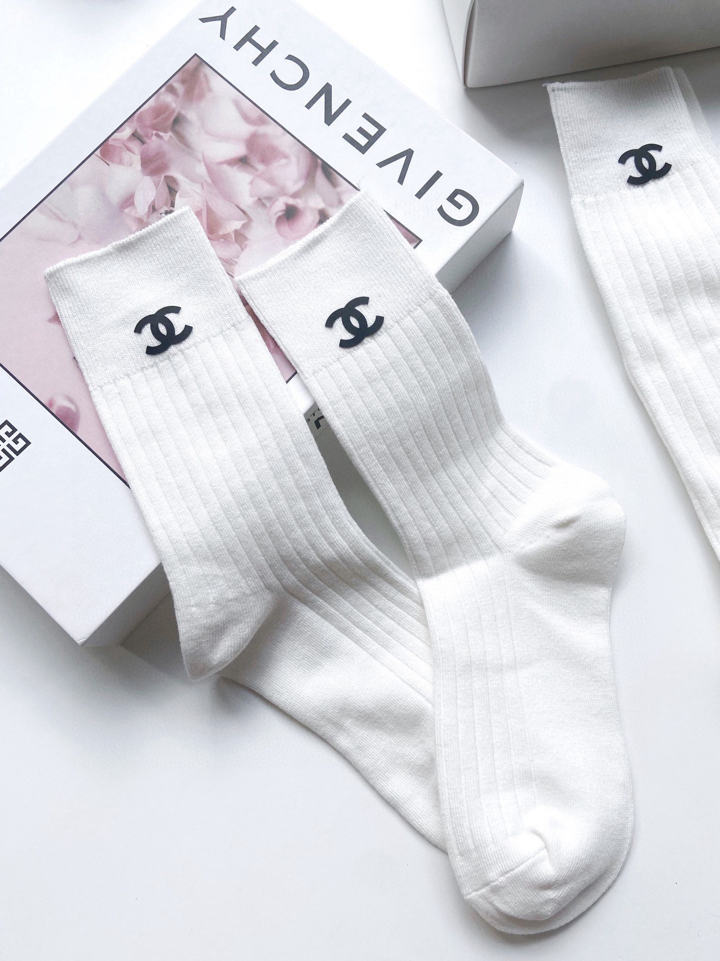 配包装🌟【一盒2 双】🌟Chanel 香奈儿 经典字母logo 纯棉中筒袜 小腿袜 🌟ins爆款！专柜在