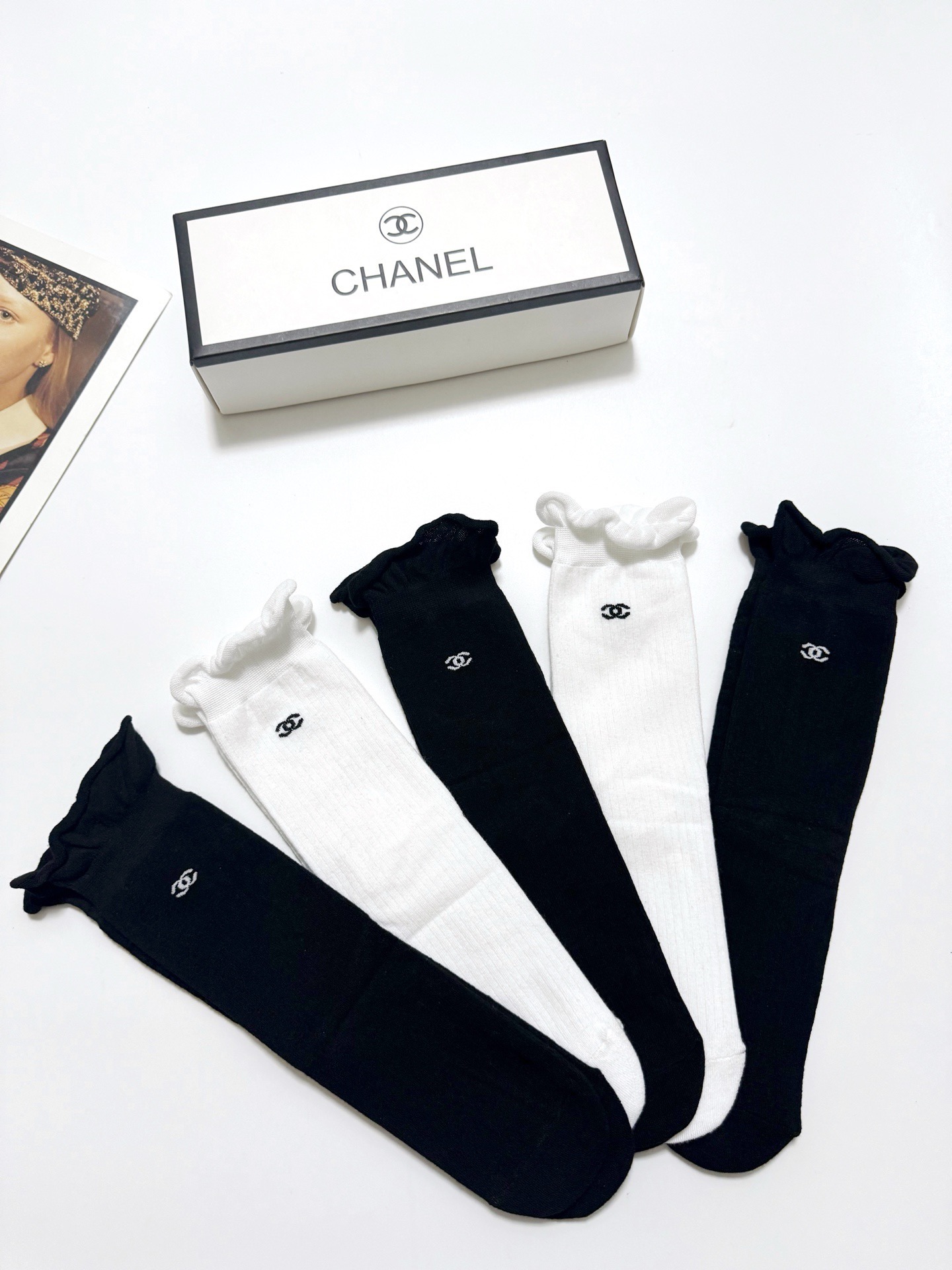配包装🌟【一盒5双】🌟Chanel 香奈儿 经典字母logo 透气纯棉中筒直板袜 ，ins超火爆红人同款