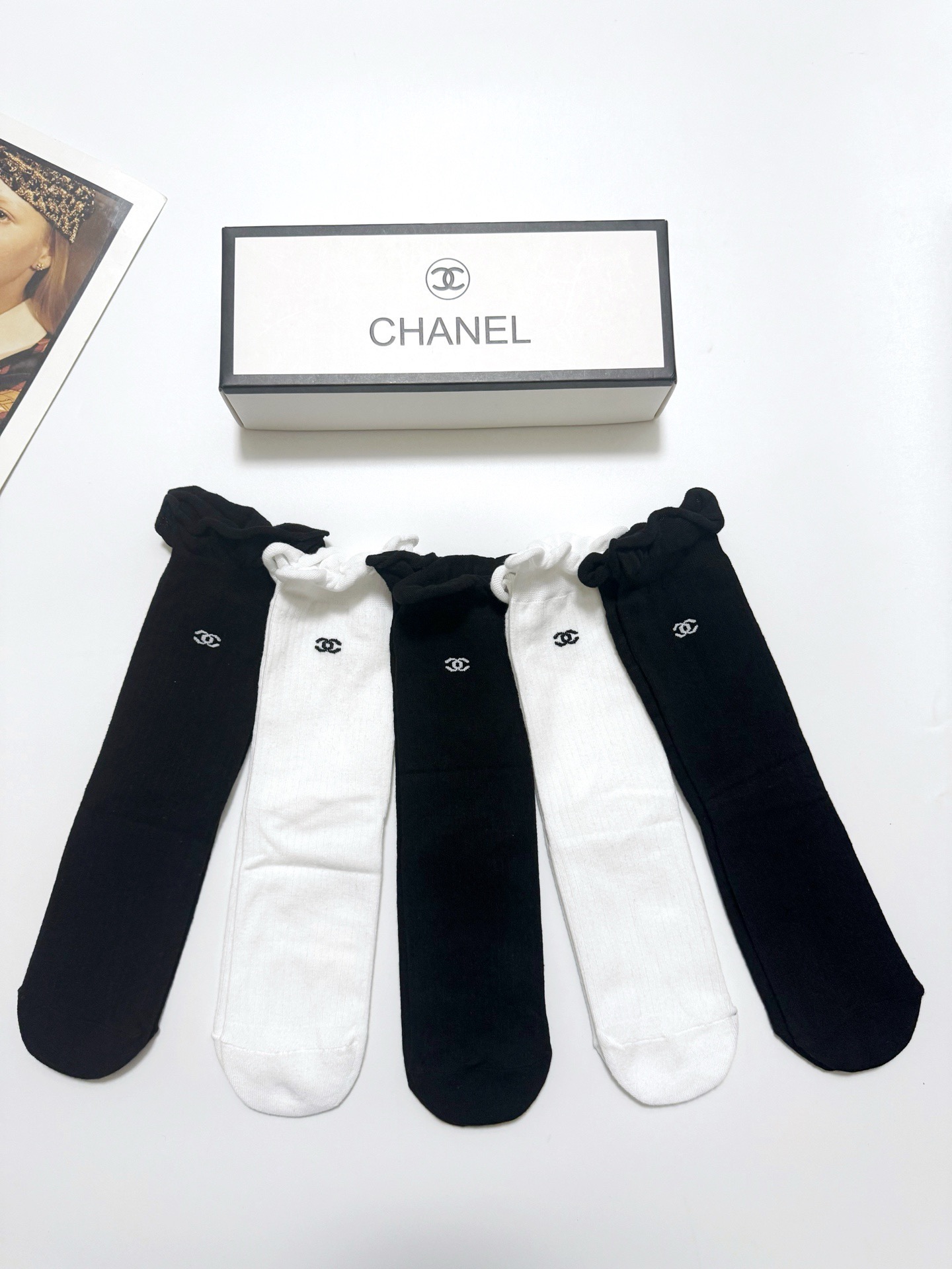 配包装🌟【一盒5双】🌟Chanel 香奈儿 经典字母logo 透气纯棉中筒直板袜 ，ins超火爆红人同款