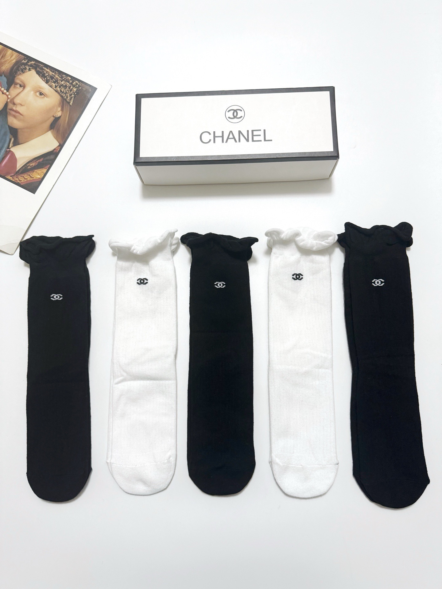 配包装🌟【一盒5双】🌟Chanel 香奈儿 经典字母logo 透气纯棉中筒直板袜 ，ins超火爆红人同款