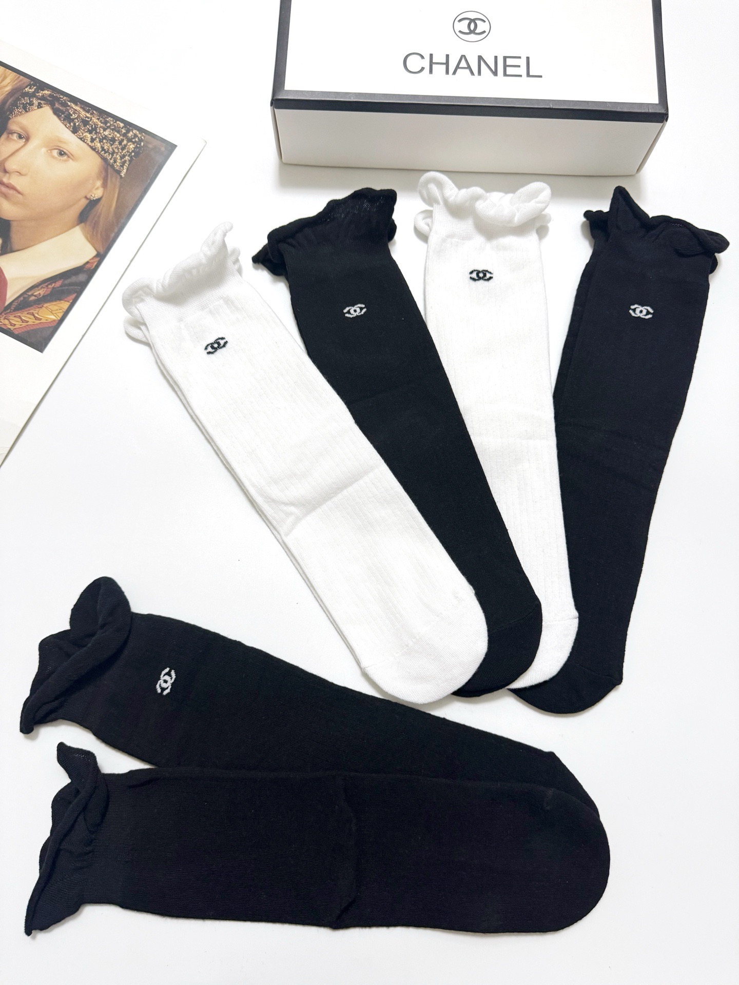 配包装🌟【一盒5双】🌟Chanel 香奈儿 经典字母logo 透气纯棉中筒直板袜 ，ins超火爆红人同款