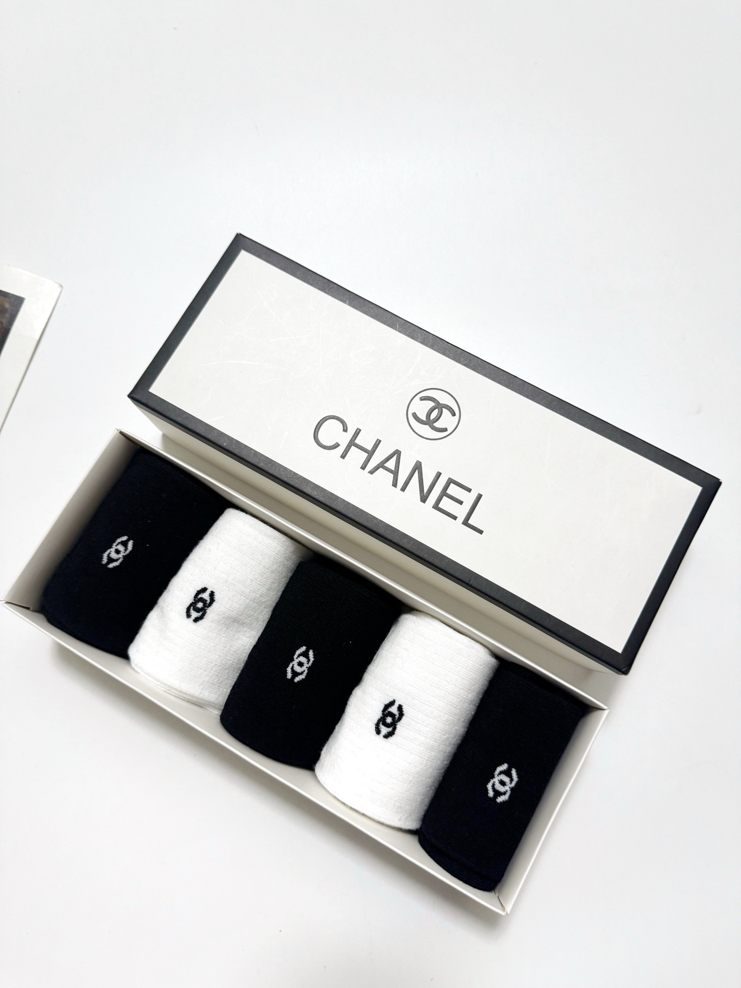 配包装🌟【一盒5双】🌟Chanel 香奈儿 经典字母logo 透气纯棉中筒直板袜 ，ins超火爆红人同款