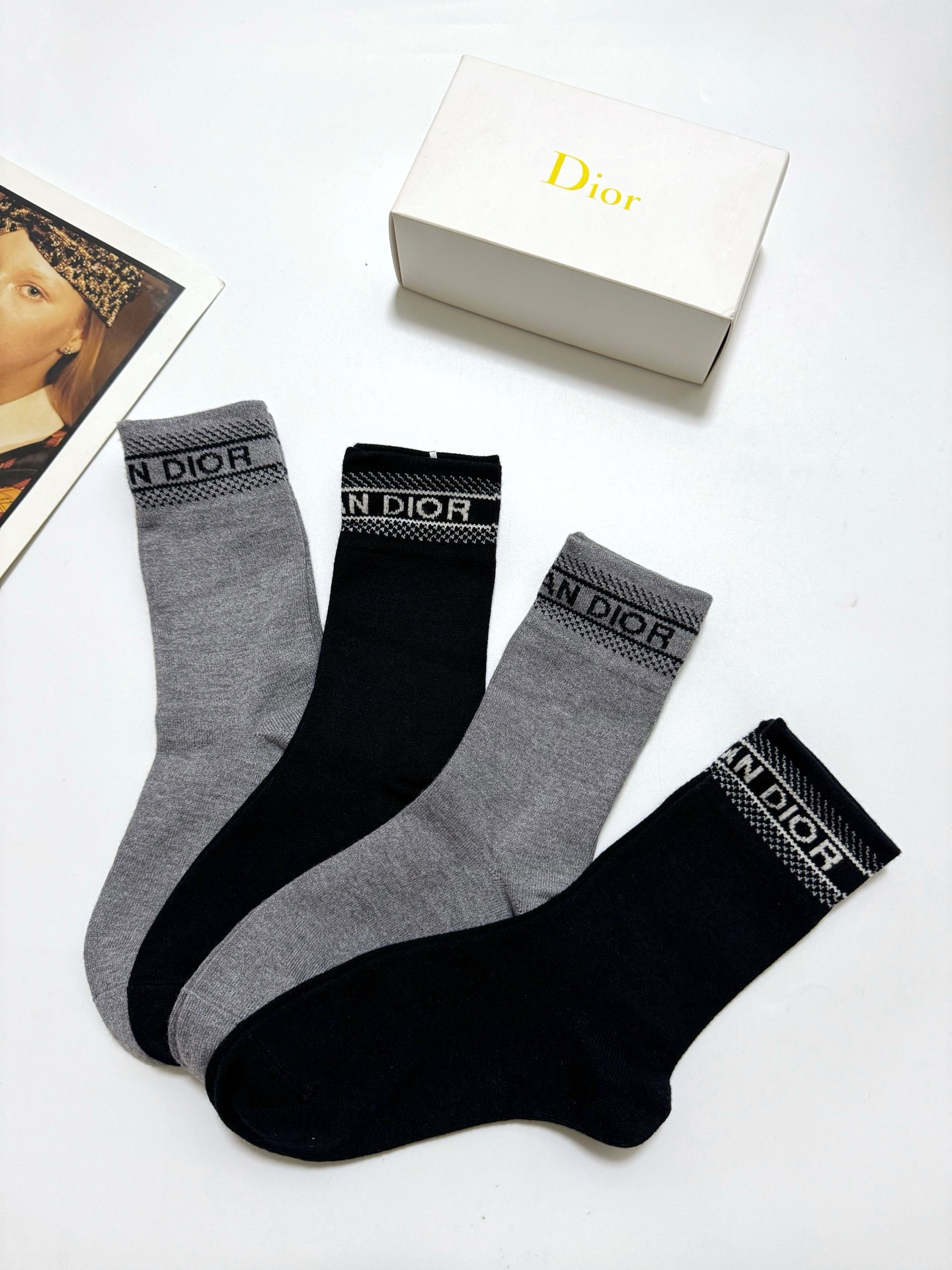 配包装🌟【一盒4 双】 🌟Dior 迪奥 经典字母logo 羊绒混纺 中筒袜 ，ins超火爆配色 ，超级