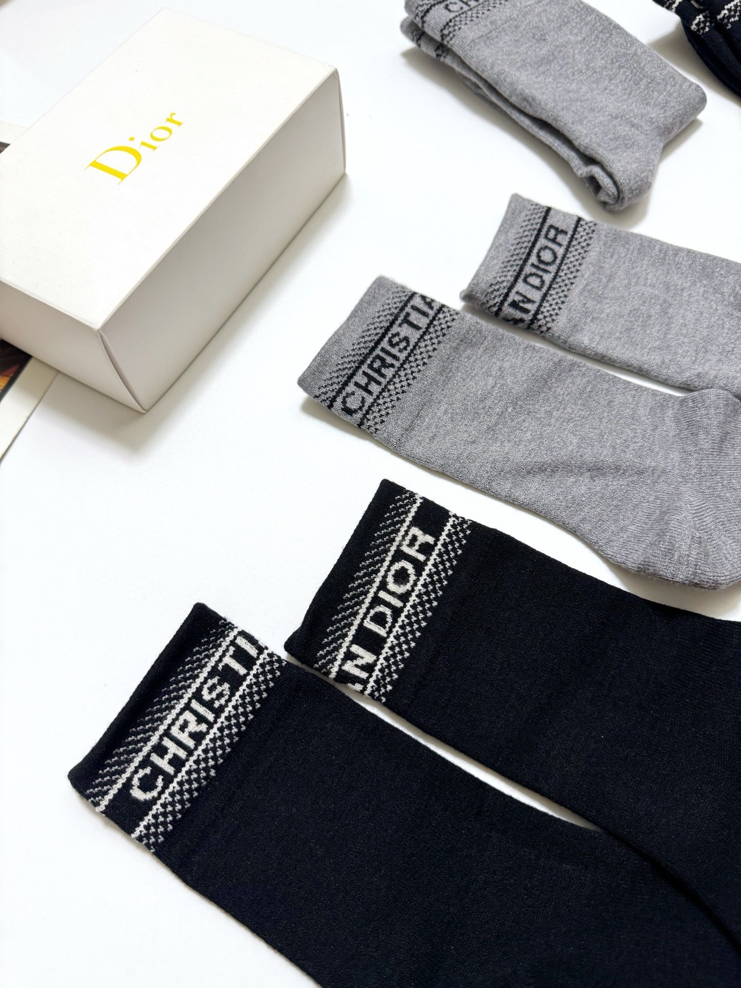 配包装🌟【一盒4 双】 🌟Dior 迪奥 经典字母logo 羊绒混纺 中筒袜 ，ins超火爆配色 ，超级