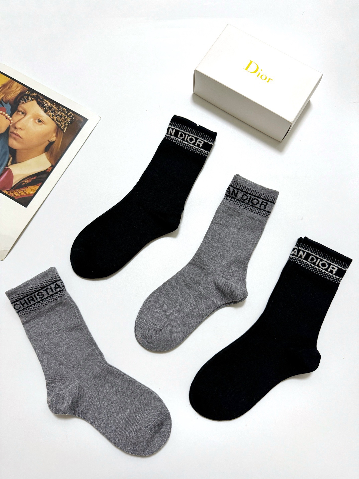 配包装🌟【一盒4 双】 🌟Dior 迪奥 经典字母logo 羊绒混纺 中筒袜 ，ins超火爆配色 ，超级