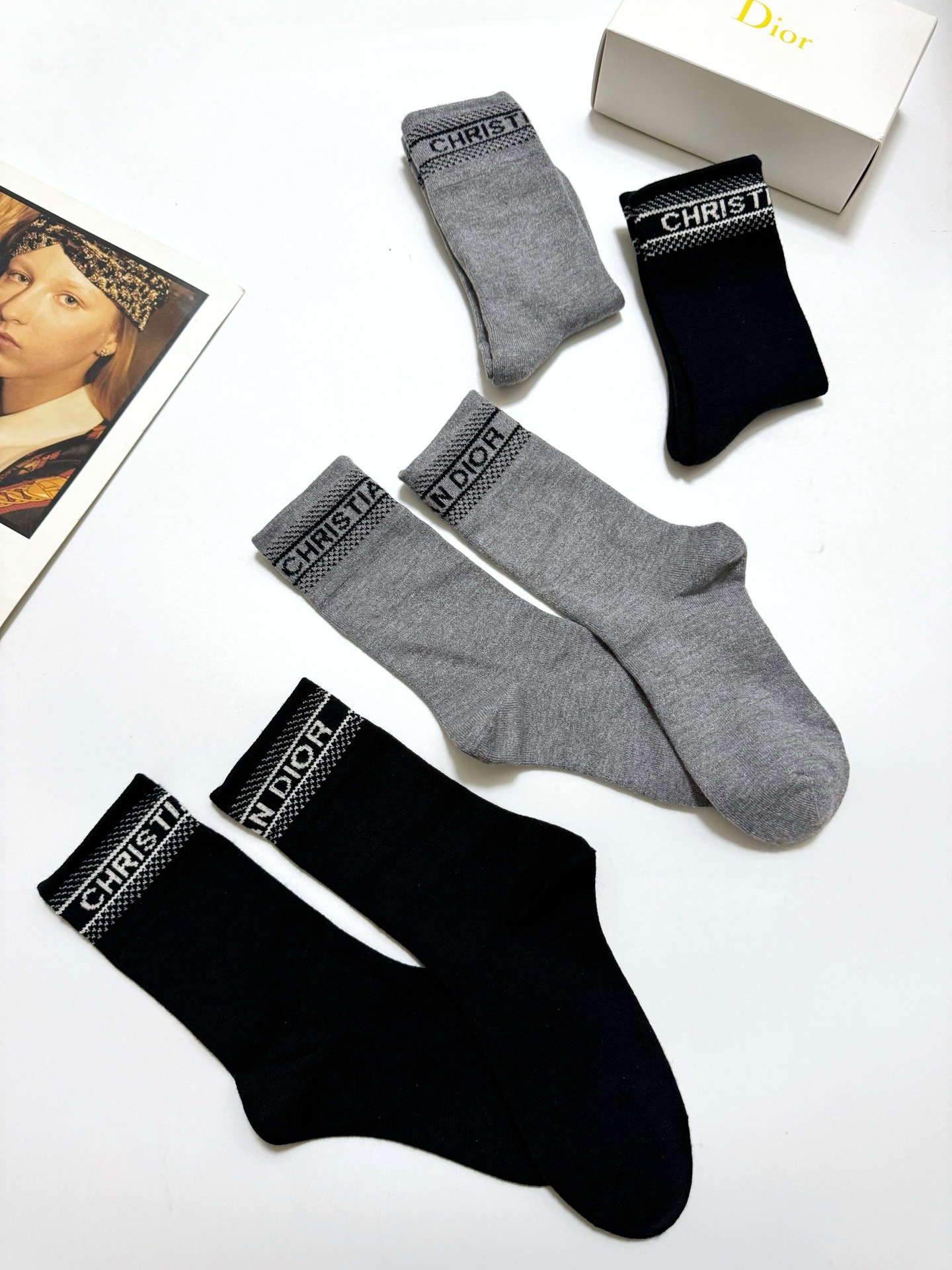 配包装🌟【一盒4 双】 🌟Dior 迪奥 经典字母logo 羊绒混纺 中筒袜 ，ins超火爆配色 ，超级