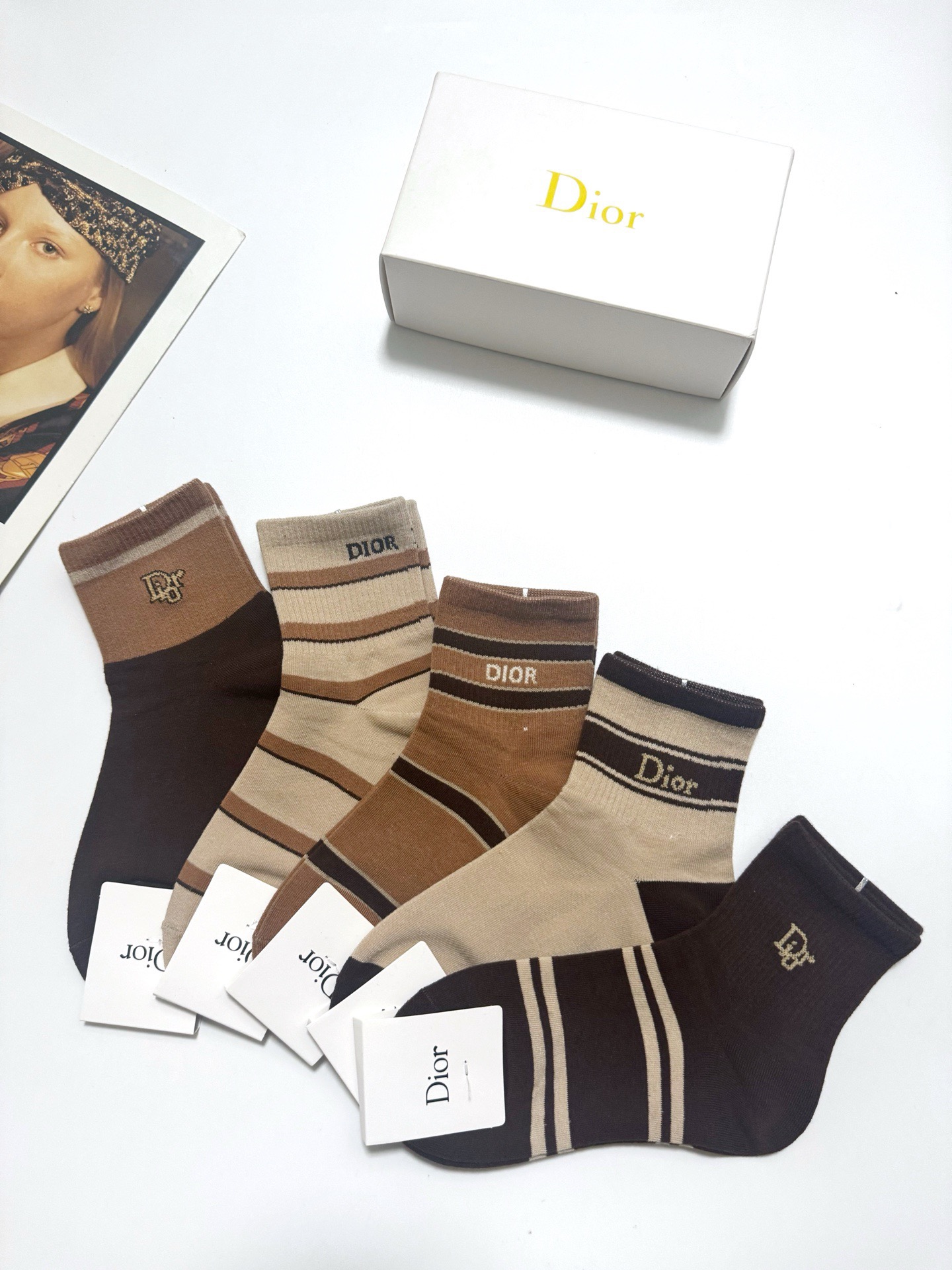 配包装🌟【一盒5 双】 🌟Dior 迪奥 经典字母logo 纯棉短筒袜 ，ins超火爆短袜，纯棉面料，潮