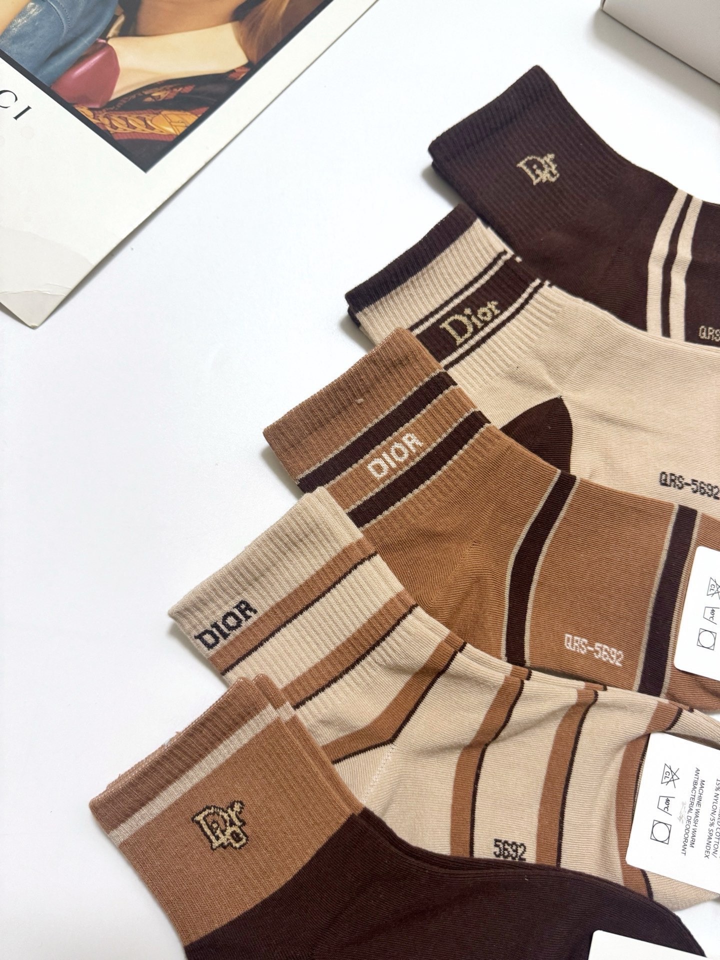 配包装🌟【一盒5 双】 🌟Dior 迪奥 经典字母logo 纯棉短筒袜 ，ins超火爆短袜，纯棉面料，潮