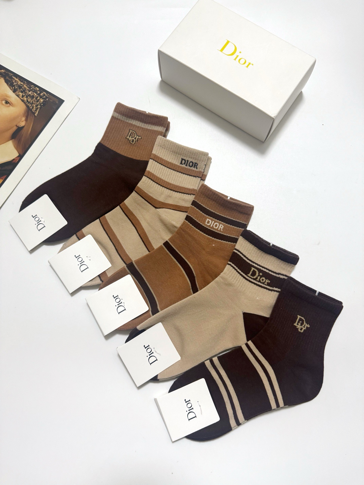 配包装🌟【一盒5 双】 🌟Dior 迪奥 经典字母logo 纯棉短筒袜 ，ins超火爆短袜，纯棉面料，潮