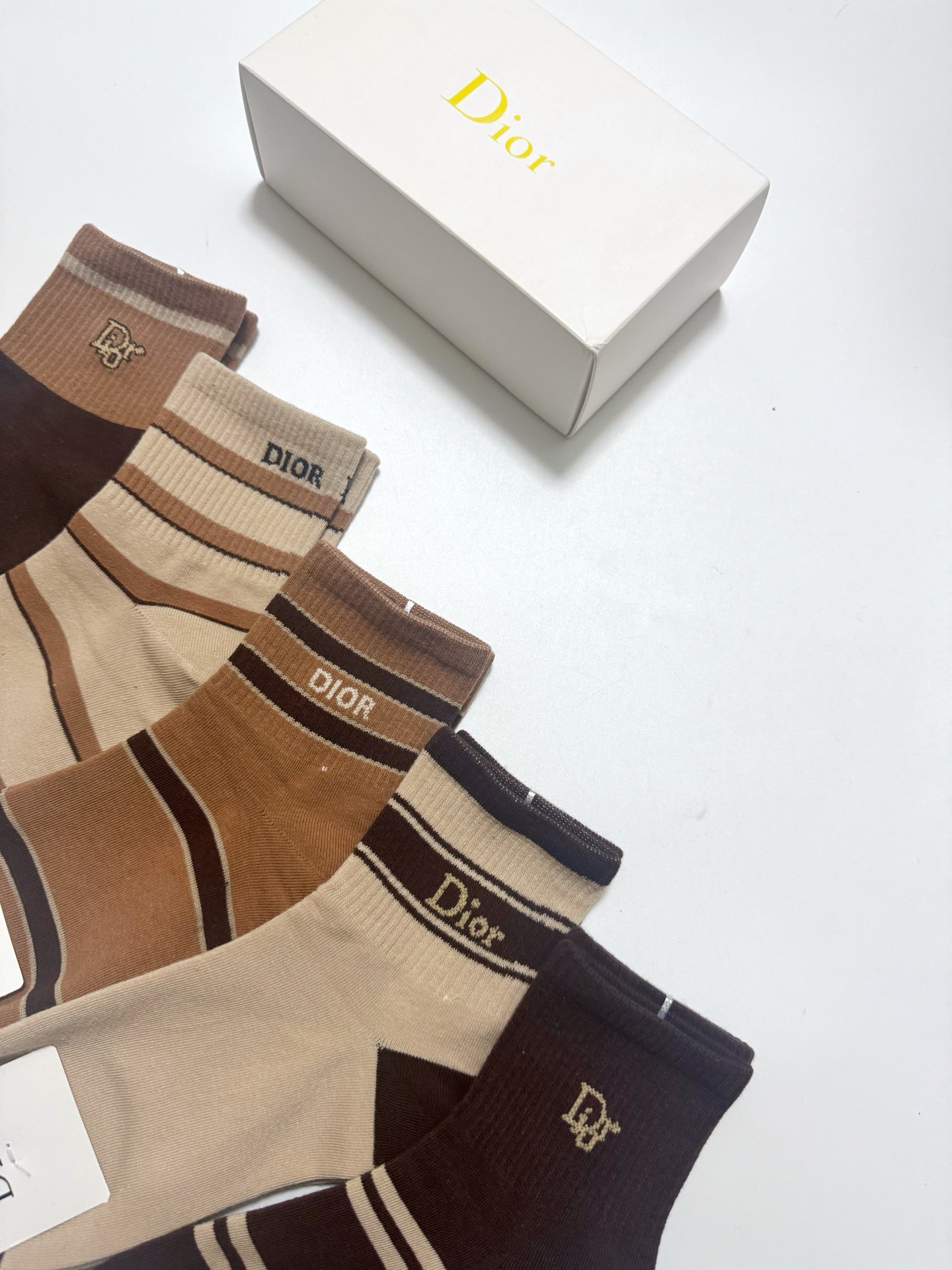 配包装🌟【一盒5 双】 🌟Dior 迪奥 经典字母logo 纯棉短筒袜 ，ins超火爆短袜，纯棉面料，潮