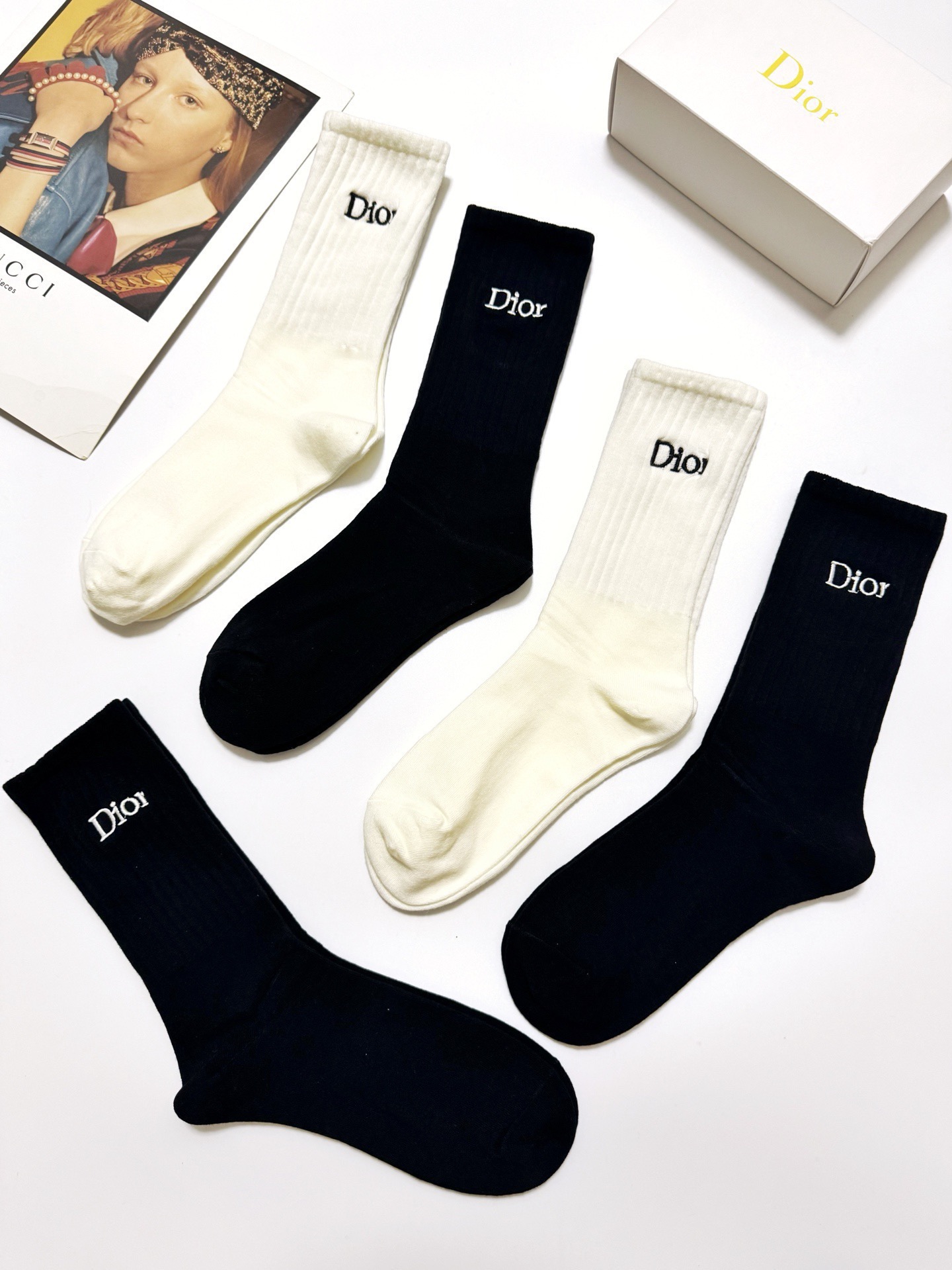 配包装🌟【一盒5 双】 🌟Dior 迪奥 经典刺绣字母logo 纯棉中筒袜 ，ins超火爆小腿袜，纯棉面