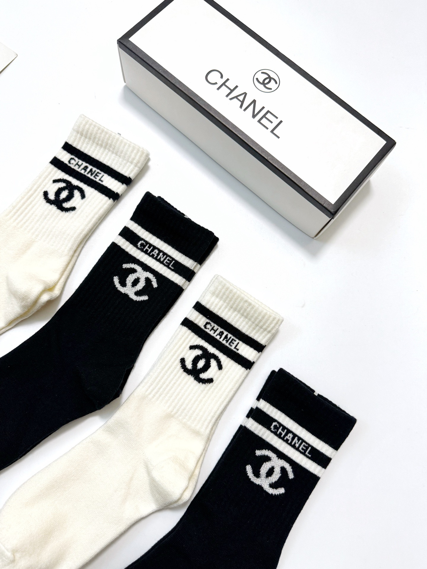 配包装🌟【一盒 4 双】🌟Chanel 香奈儿 经典字母 logo羊绒 中筒袜 ！超级软糯亲肤！🌟ins