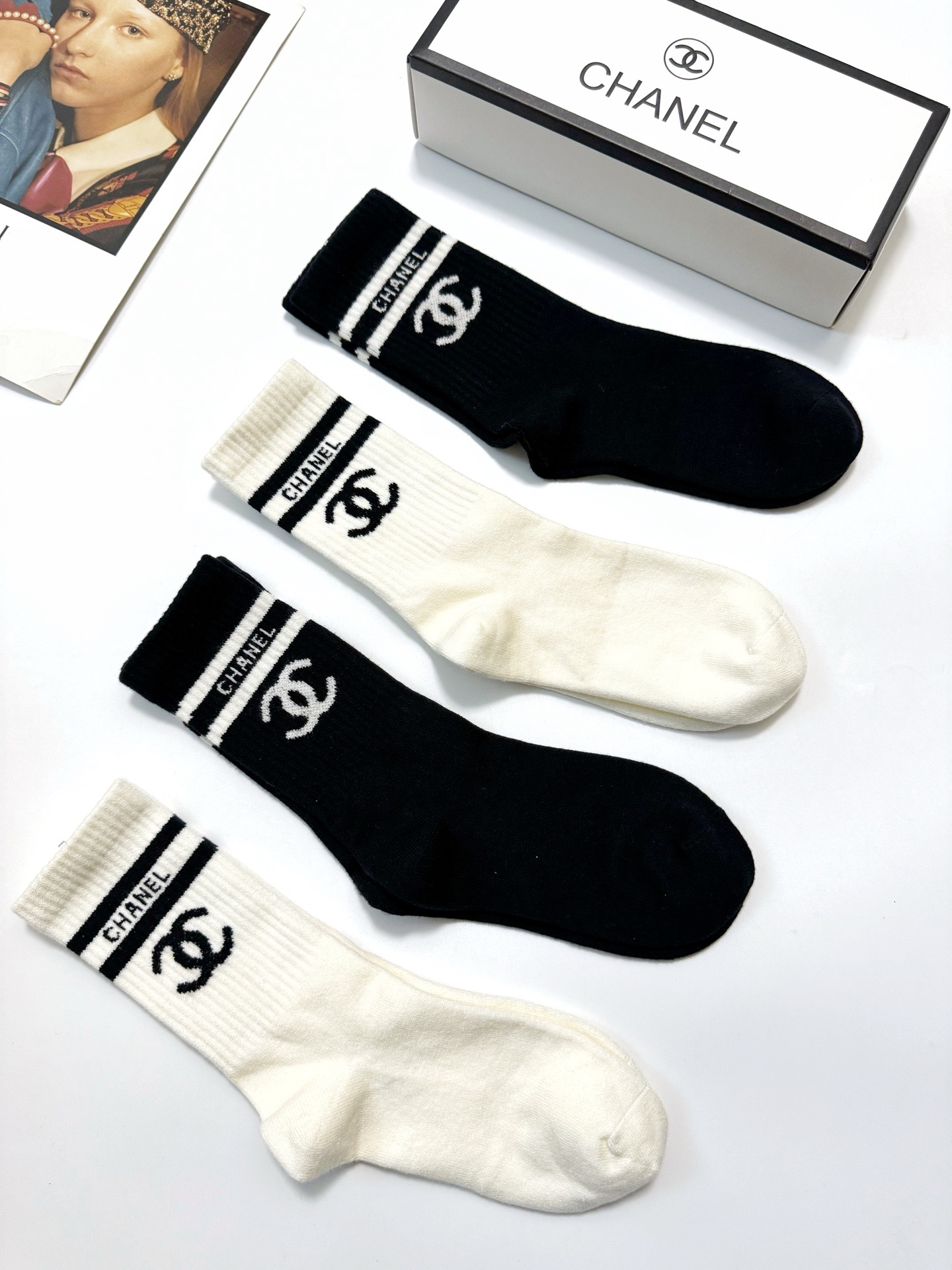 配包装🌟【一盒 4 双】🌟Chanel 香奈儿 经典字母 logo羊绒 中筒袜 ！超级软糯亲肤！🌟ins