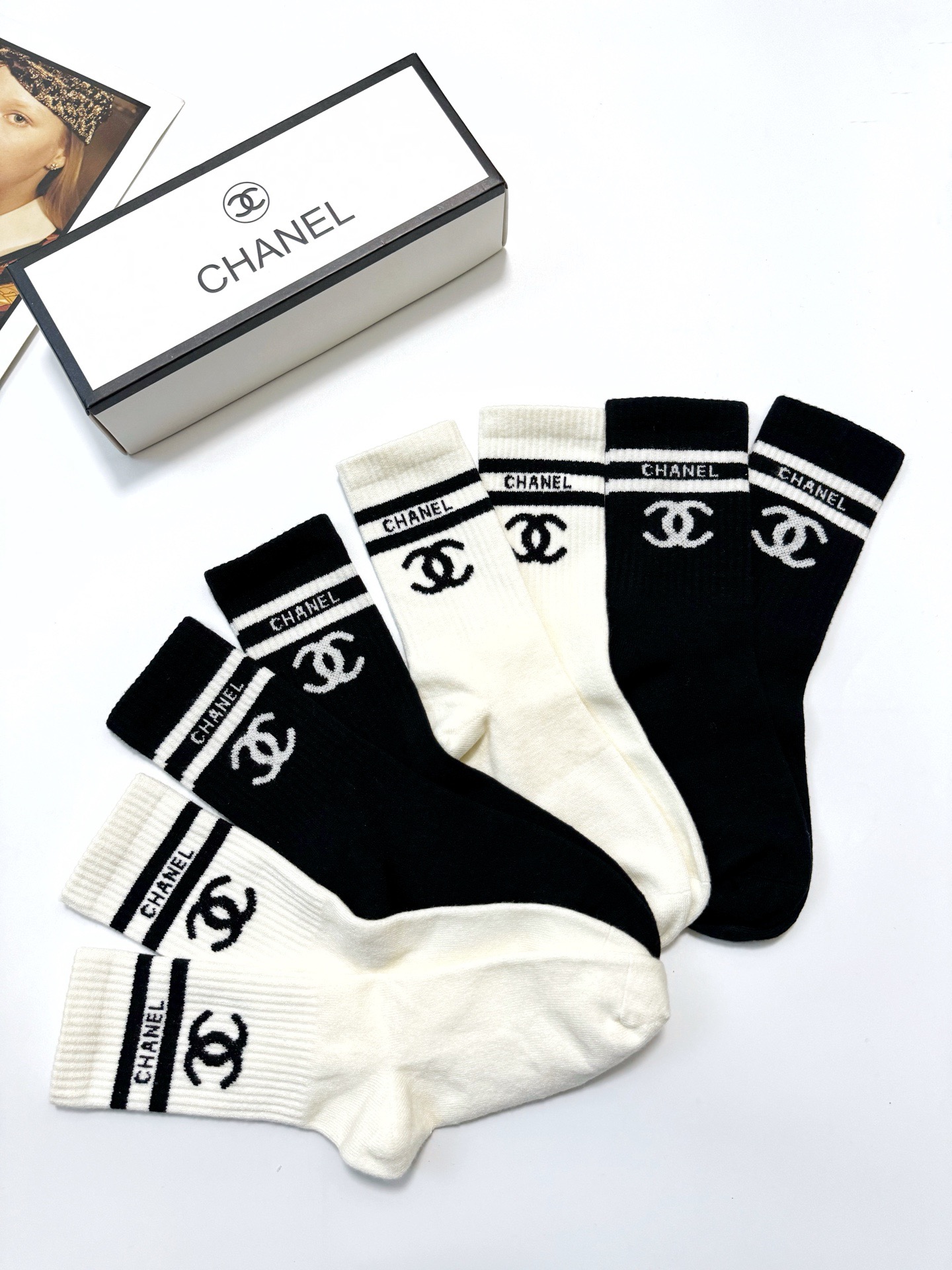 配包装🌟【一盒 4 双】🌟Chanel 香奈儿 经典字母 logo羊绒 中筒袜 ！超级软糯亲肤！🌟ins