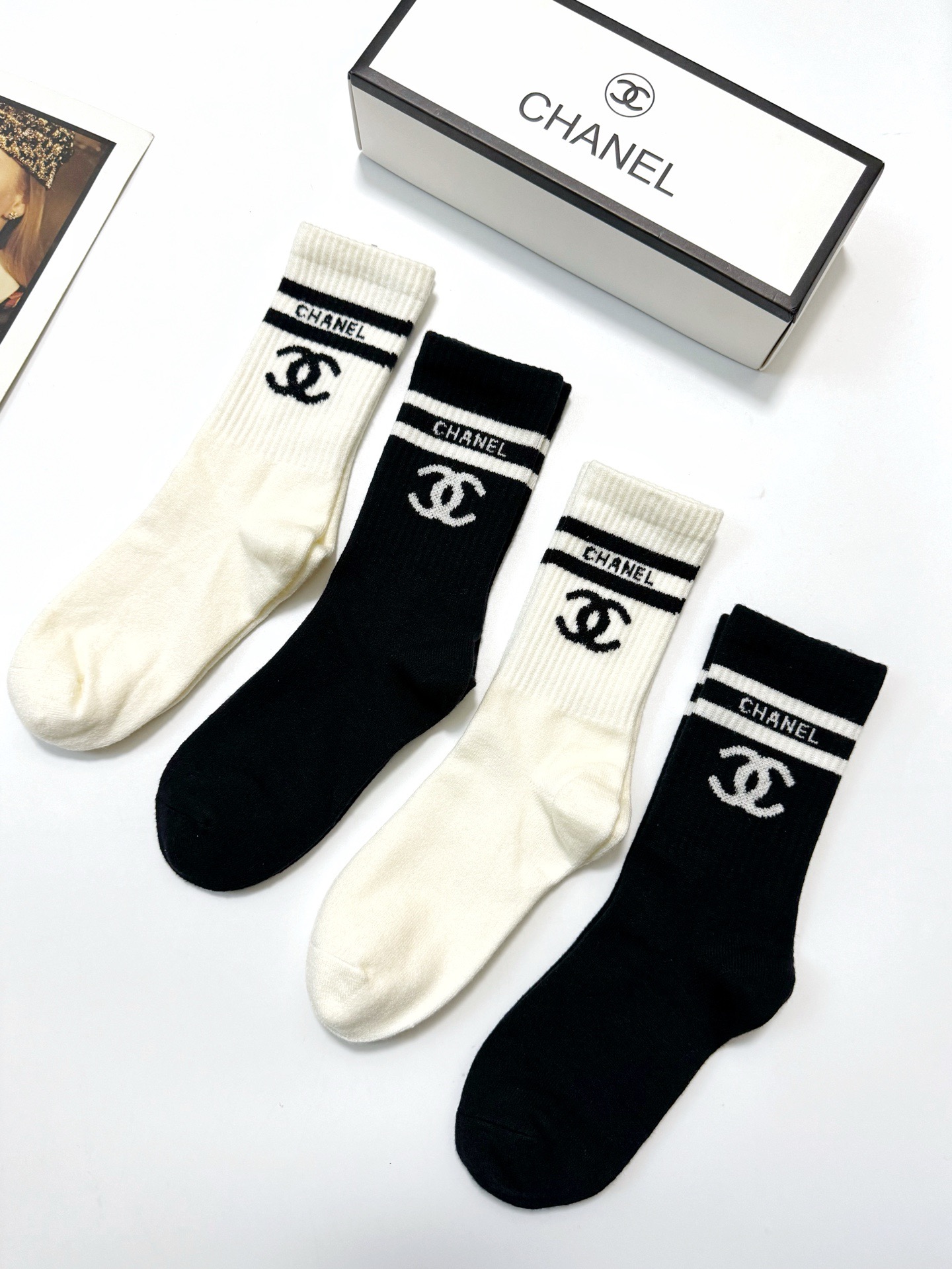 配包装🌟【一盒 4 双】🌟Chanel 香奈儿 经典字母 logo羊绒 中筒袜 ！超级软糯亲肤！🌟ins