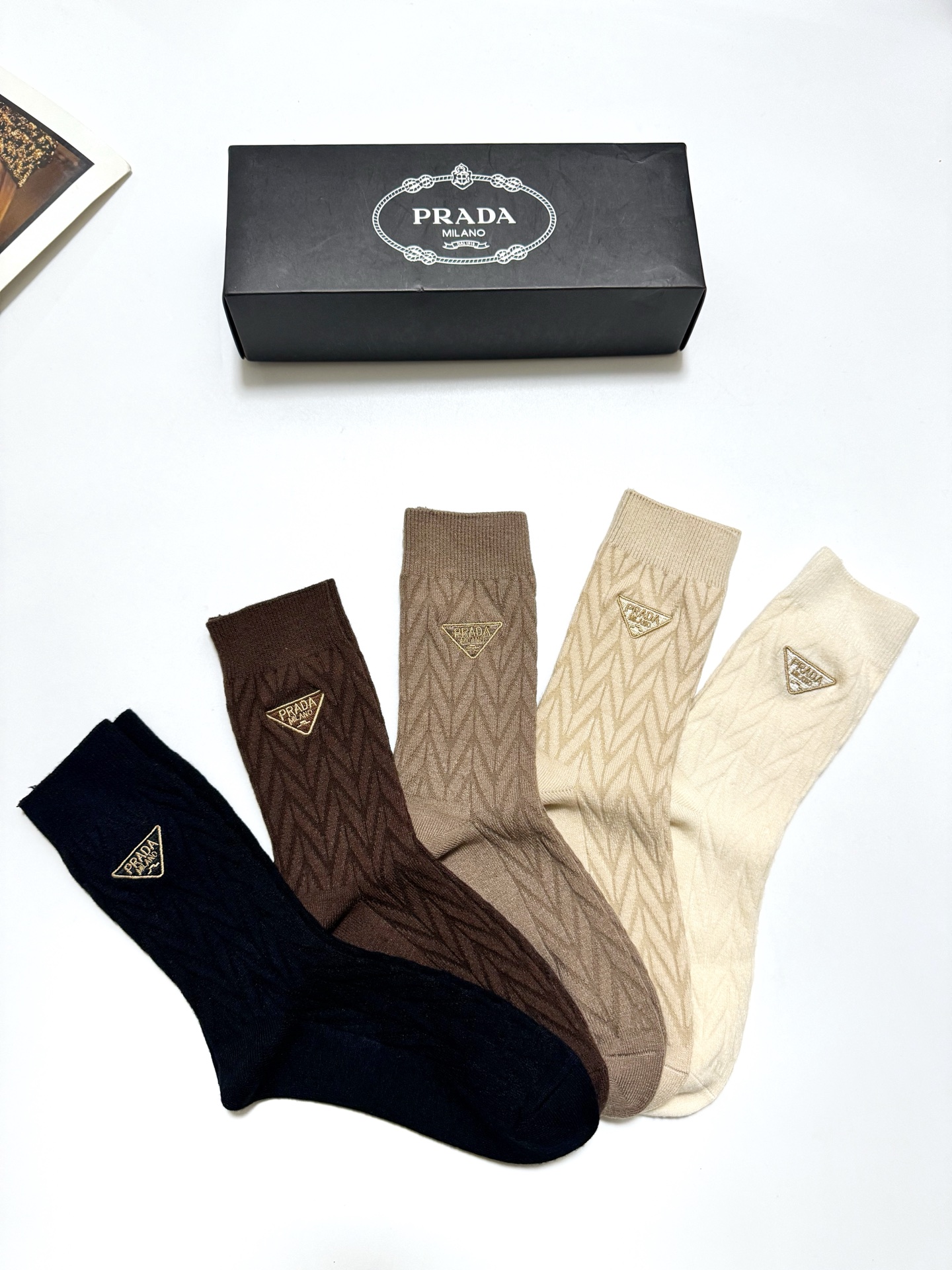 配包装🌟【一盒5 双】 🌟Prada 普拉达 经典字母logo 羊绒混纺 中筒袜 ，ins超火爆配色 ，
