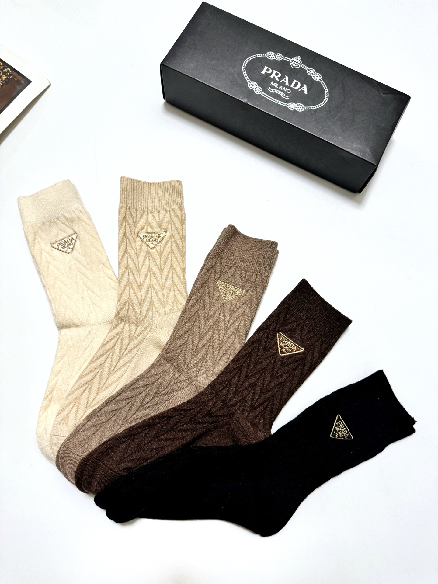 配包装🌟【一盒5 双】 🌟Prada 普拉达 经典字母logo 羊绒混纺 中筒袜 ，ins超火爆配色 ，