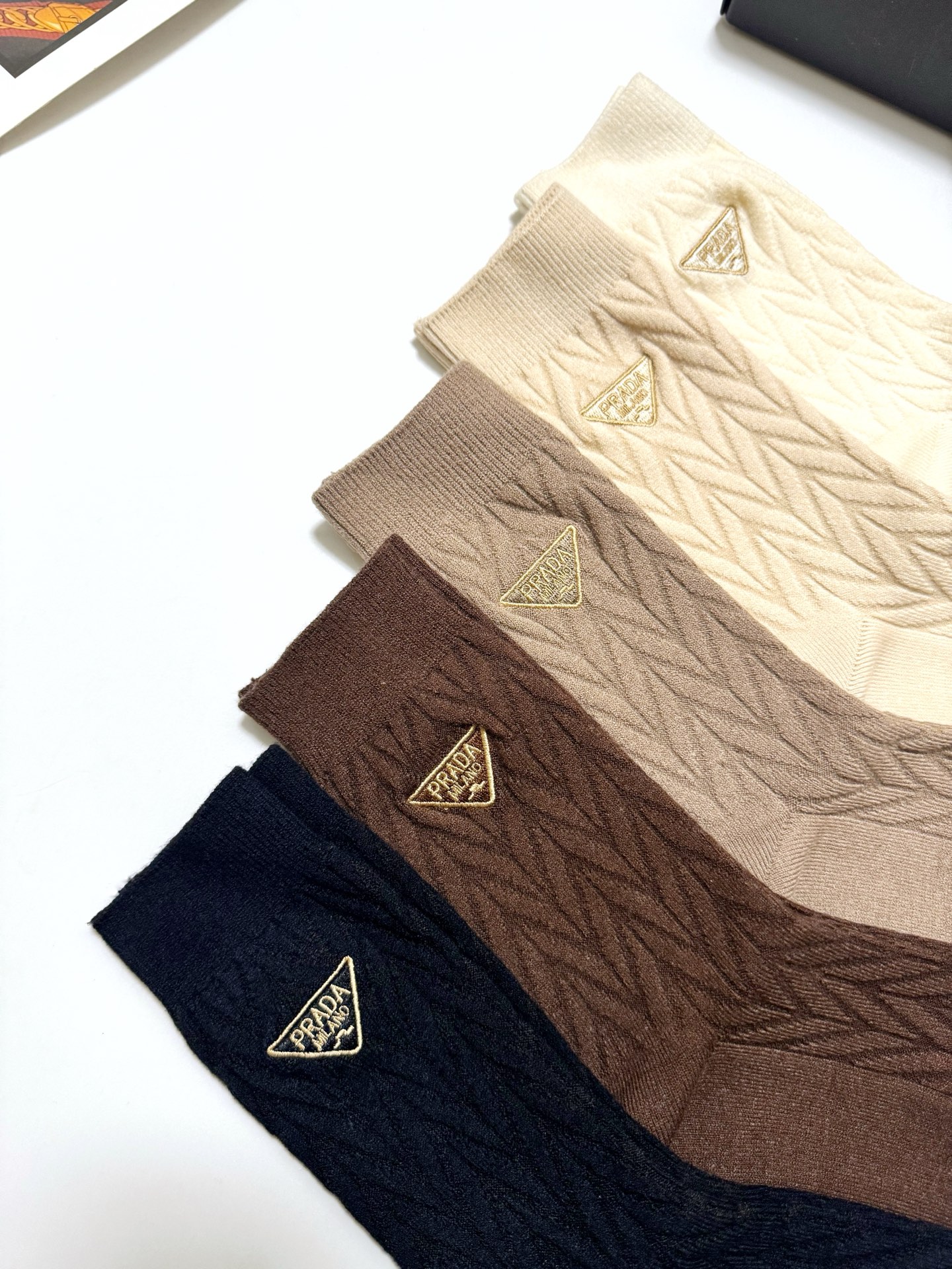 配包装🌟【一盒5 双】 🌟Prada 普拉达 经典字母logo 羊绒混纺 中筒袜 ，ins超火爆配色 ，
