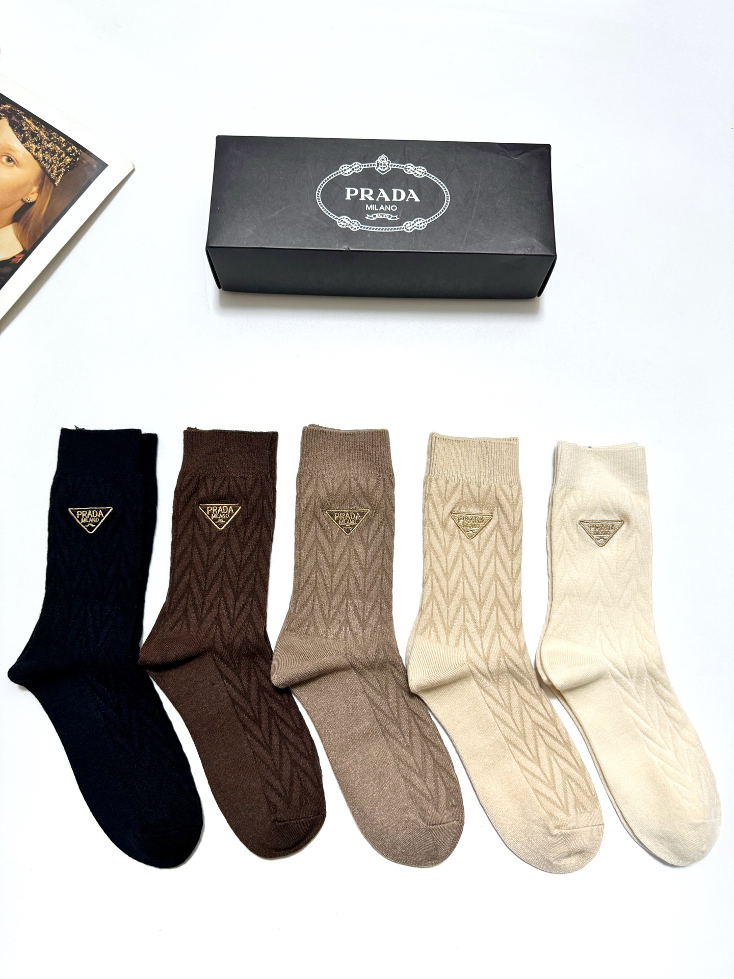 配包装🌟【一盒5 双】 🌟Prada 普拉达 经典字母logo 羊绒混纺 中筒袜 ，ins超火爆配色 ，