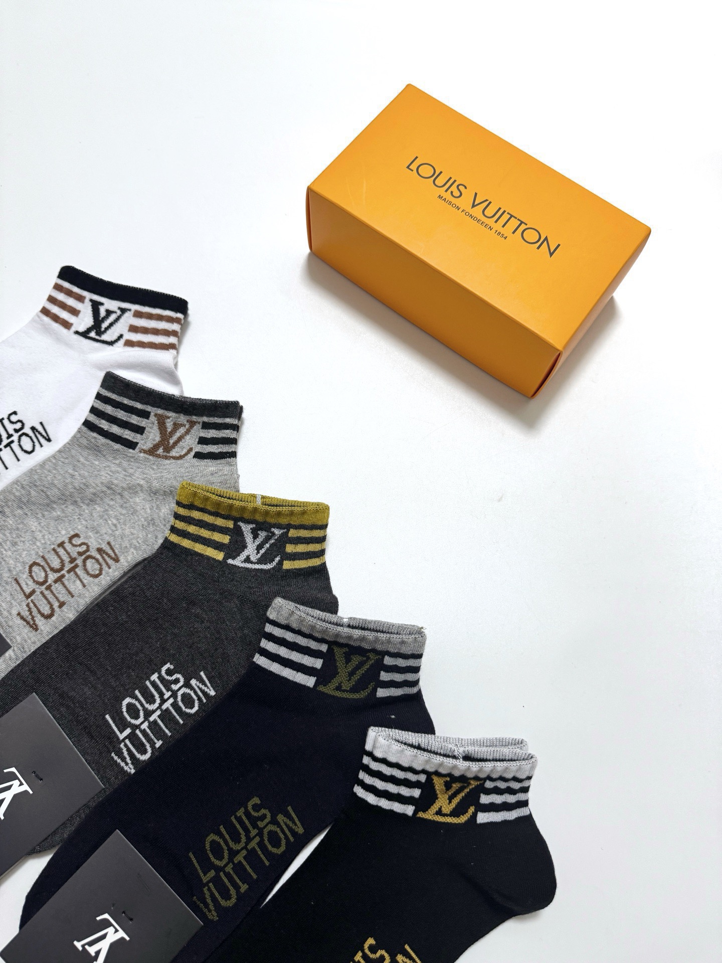 配包装🌟【一盒5 双】男女同款 🌟LV 路易威登 经典字母logo ins超火爆短袜，纯棉面料，潮人必备
