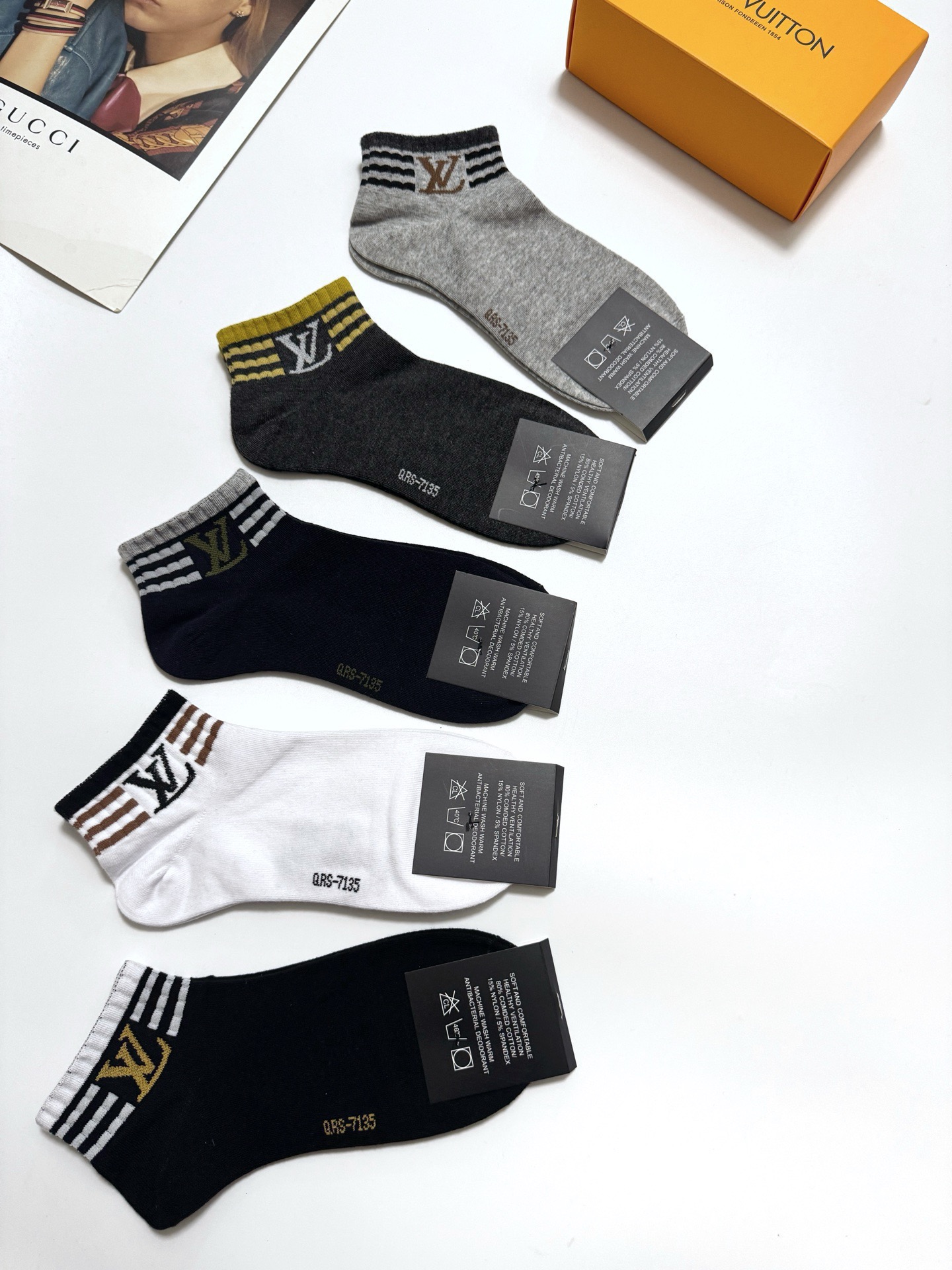 配包装🌟【一盒5 双】男女同款 🌟LV 路易威登 经典字母logo ins超火爆短袜，纯棉面料，潮人必备