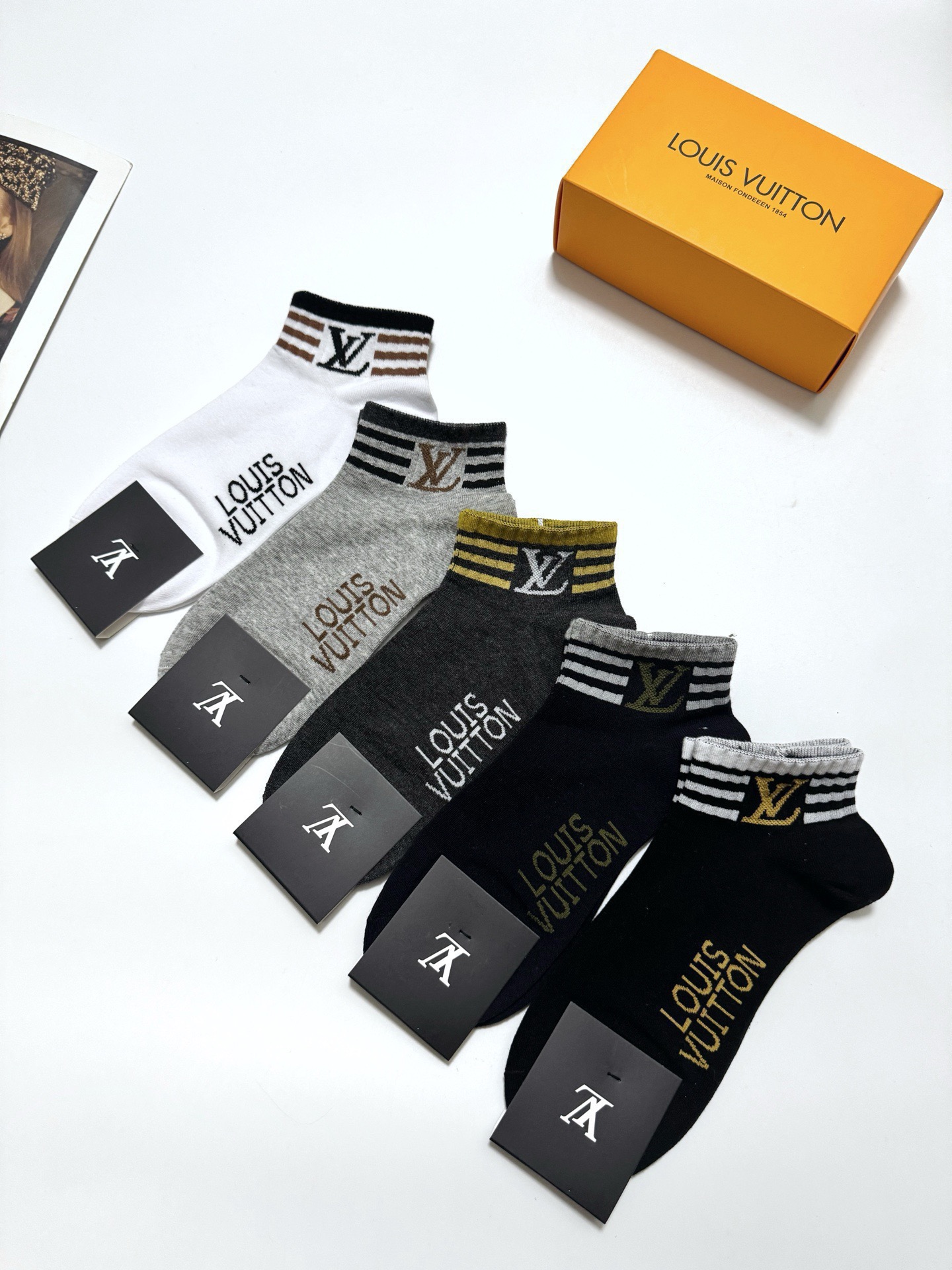 配包装🌟【一盒5 双】男女同款 🌟LV 路易威登 经典字母logo ins超火爆短袜，纯棉面料，潮人必备