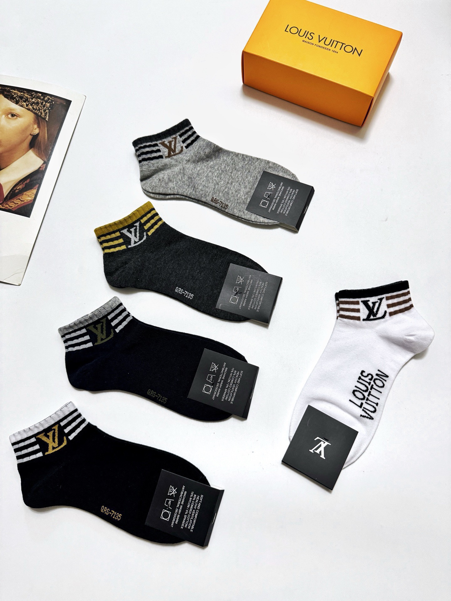 配包装🌟【一盒5 双】男女同款 🌟LV 路易威登 经典字母logo ins超火爆短袜，纯棉面料，潮人必备