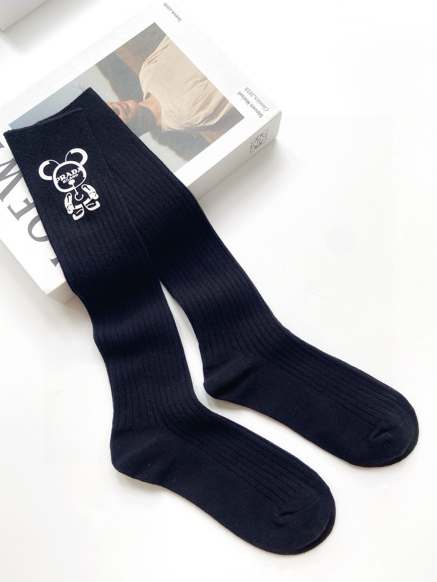 配包装🌟【一盒一双】🌟 Prada 普拉达 爆款经典字母 长筒袜 小腿袜🔥双针针织材质，超完美结合，款式