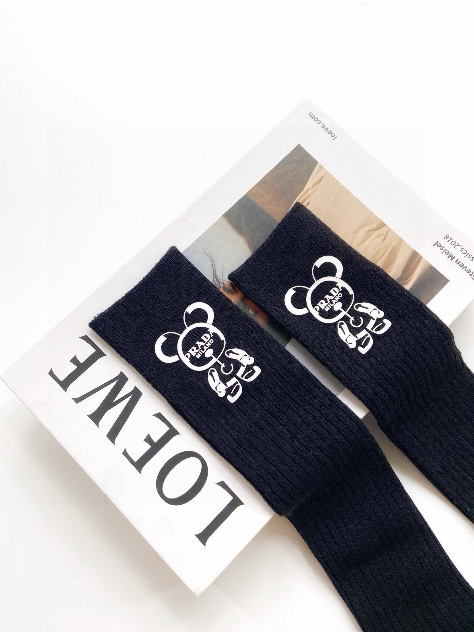 配包装🌟【一盒一双】🌟 Prada 普拉达 爆款经典字母 长筒袜 小腿袜🔥双针针织材质，超完美结合，款式