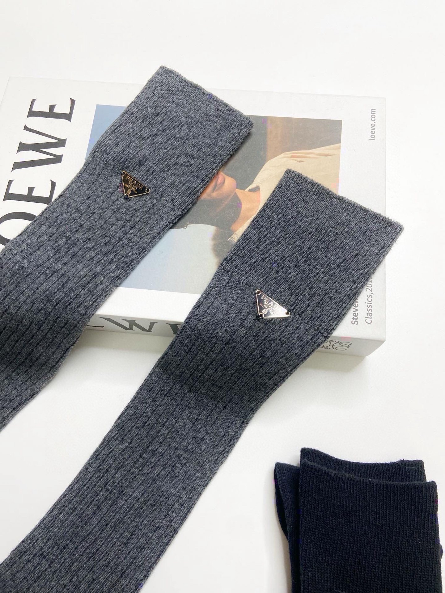 配包装🌟【一盒一双】🌟 Prada 普拉达 爆款经典字母 长筒袜 小腿袜🔥双针针织材质，超完美结合，款式