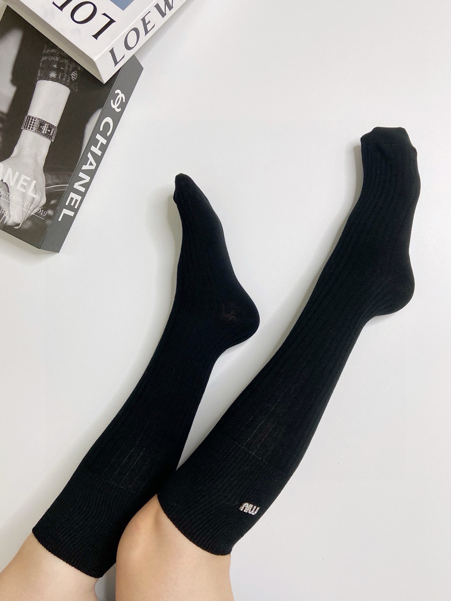 配包装🌟【一盒一双】🌟Miumiu 缪缪 经典字母logo纯棉长筒袜 小腿袜 🌟重工装饰个性时尚！🌟in