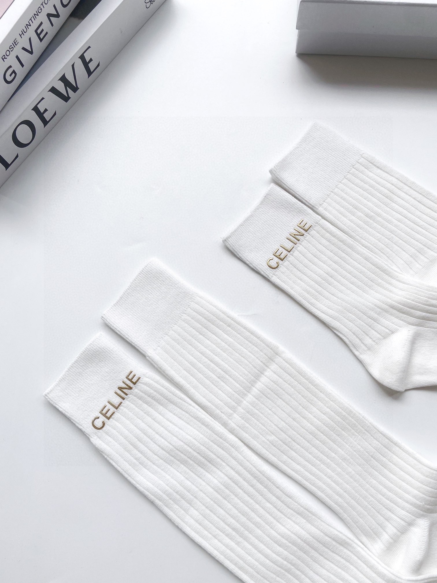 配包装🌟【一盒2 双】🌟Celine 赛琳 经典字母logo 纯棉中筒袜 小腿袜 🌟ins爆款！专柜在售