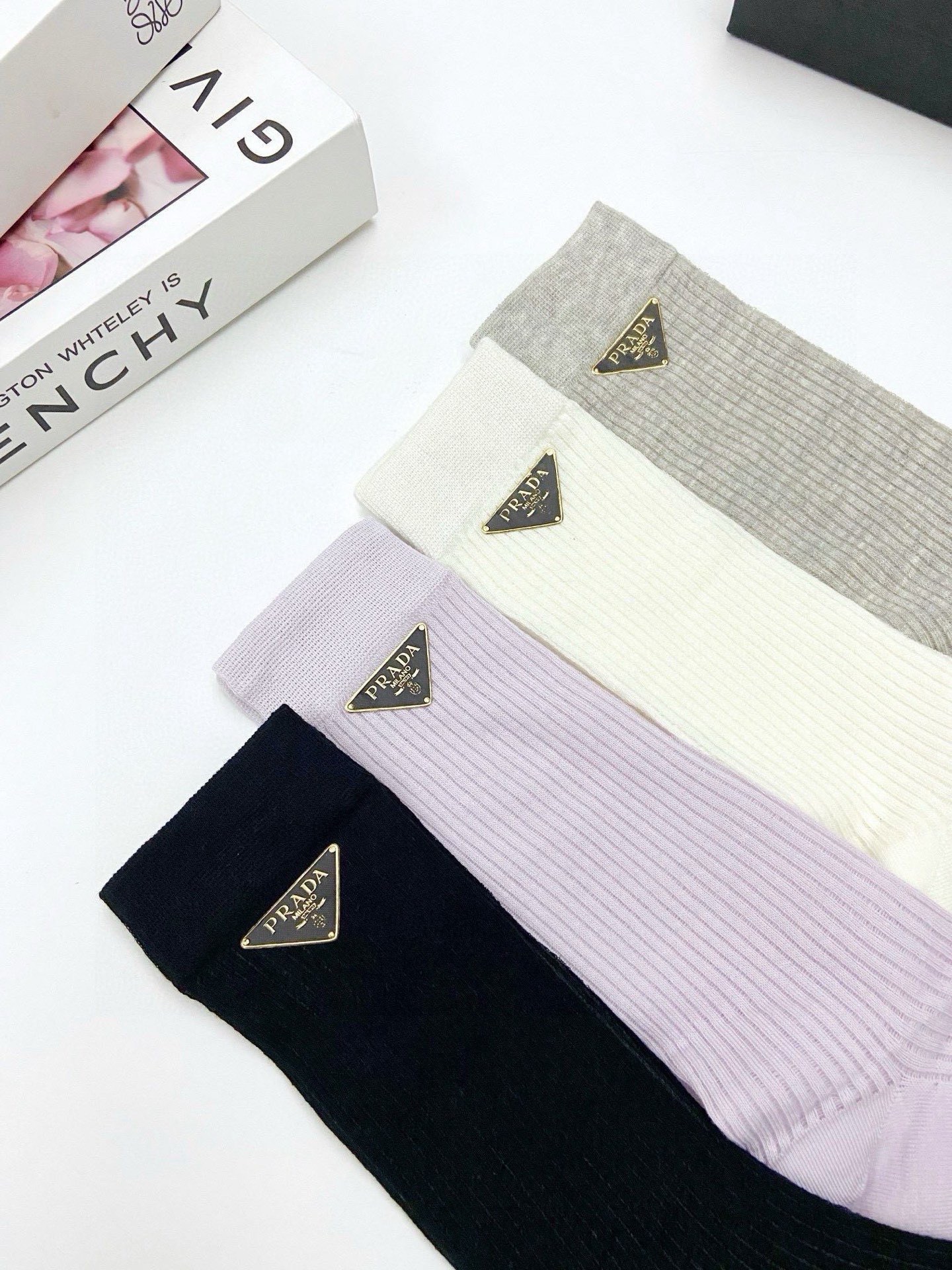 配包装🌟【一盒4 双】🌟Prada 普拉达 经典字母logo 超薄无骨中筒袜，纯棉 条纹小腿袜 堆堆袜 