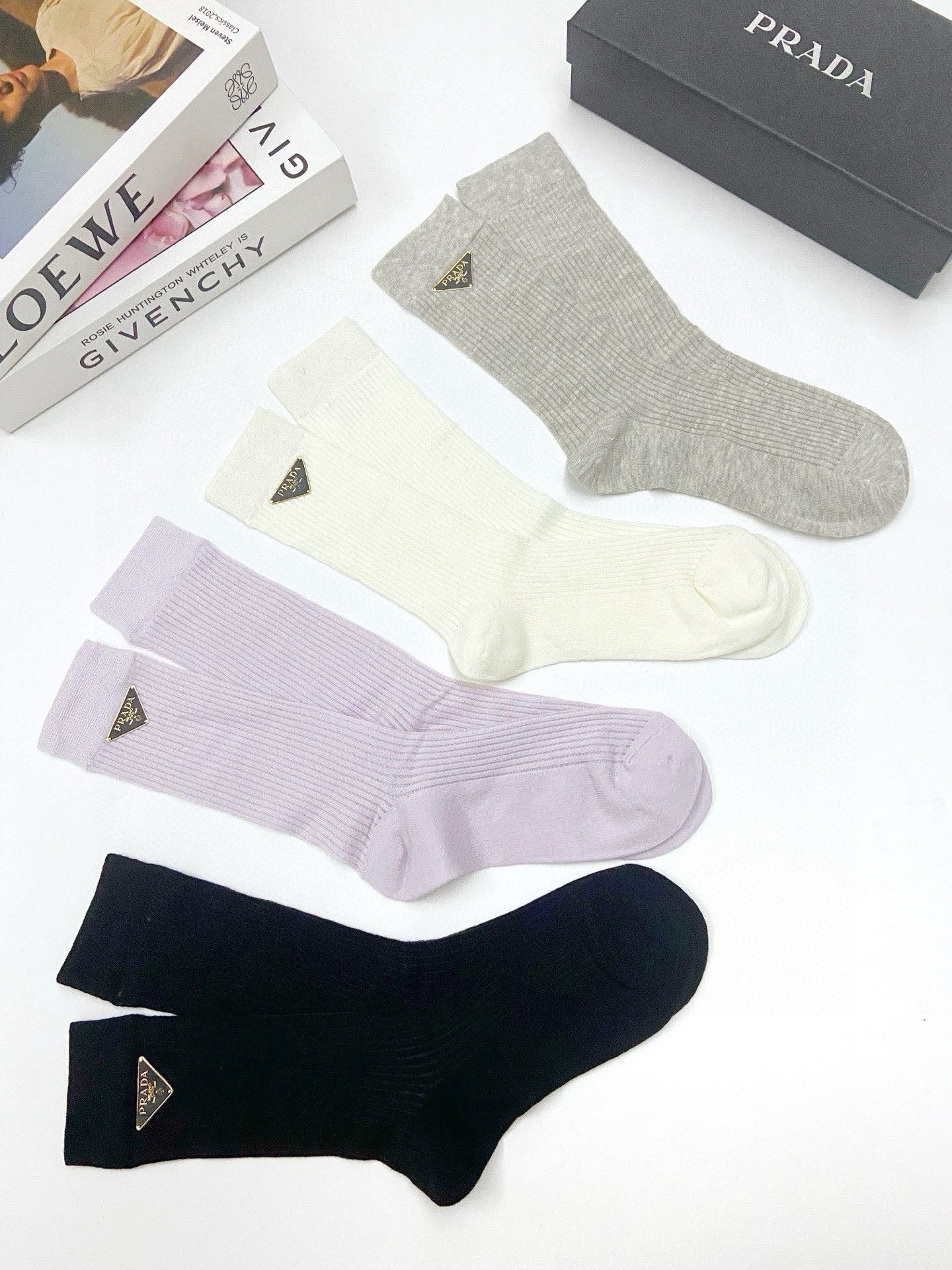 配包装🌟【一盒4 双】🌟Prada 普拉达 经典字母logo 超薄无骨中筒袜，纯棉 条纹小腿袜 堆堆袜 