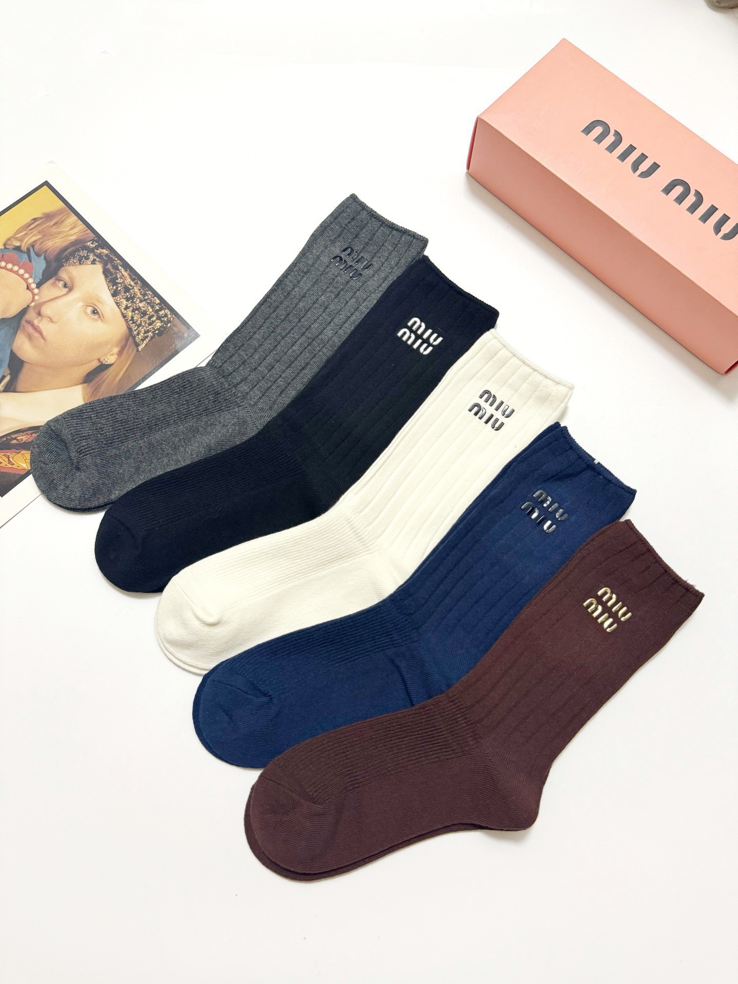 配包装🌟【一盒5 双】🌟缪缪 miumiu 经典字母 logo纯棉 中筒袜 ！超级软糯亲肤！🌟ins爆款