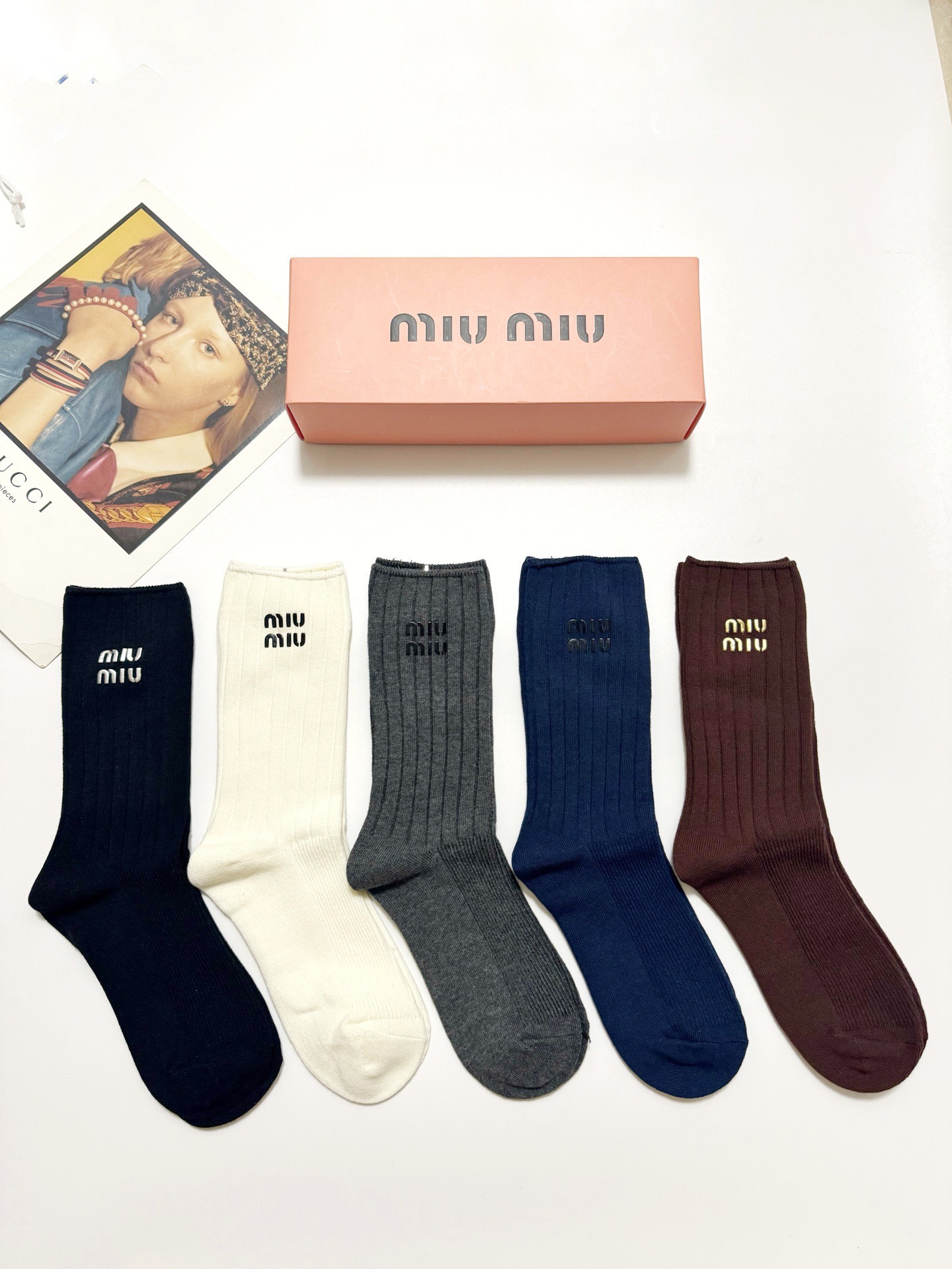 配包装🌟【一盒5 双】🌟缪缪 miumiu 经典字母 logo纯棉 中筒袜 ！超级软糯亲肤！🌟ins爆款