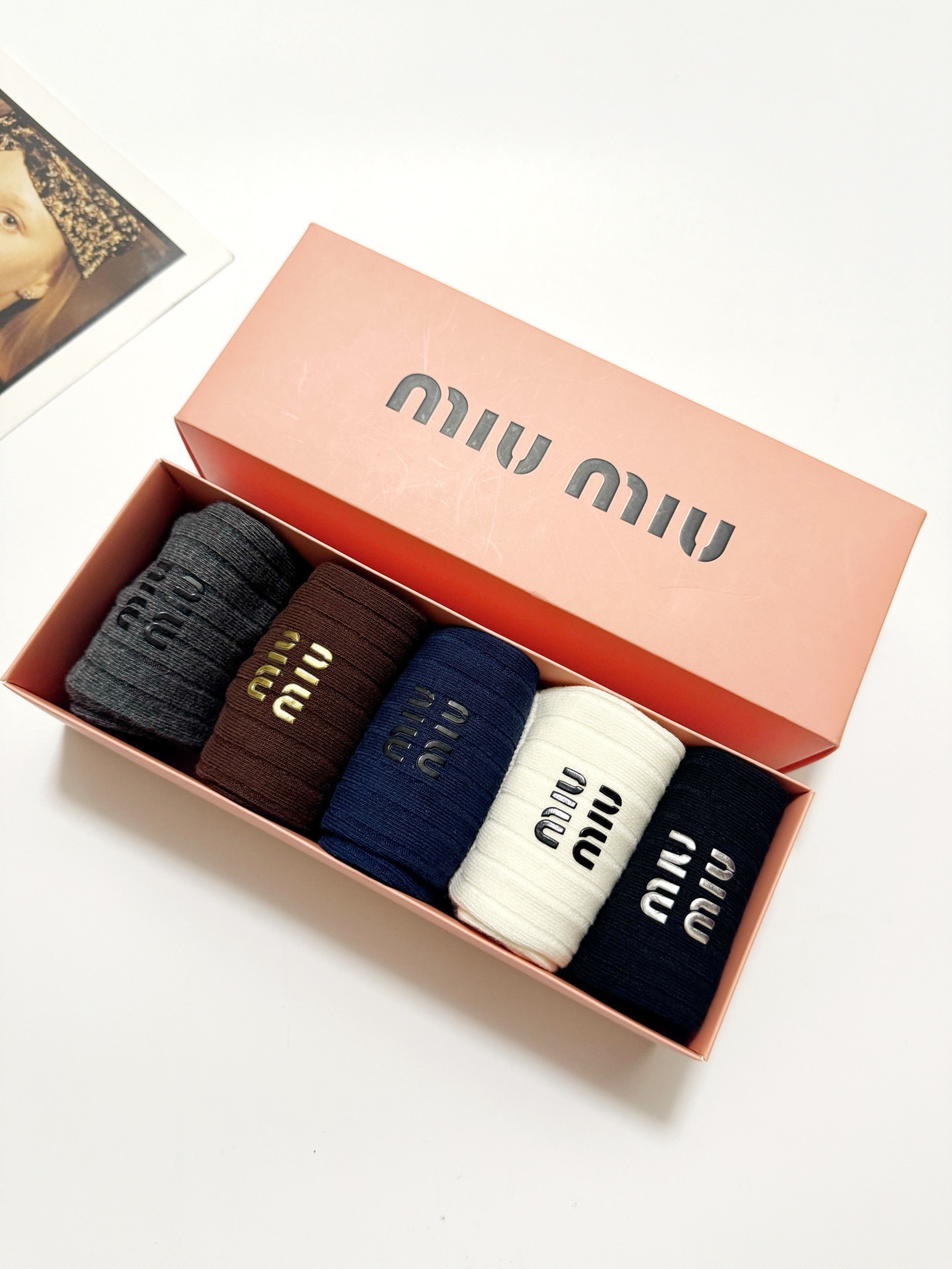 配包装🌟【一盒5 双】🌟缪缪 miumiu 经典字母 logo纯棉 中筒袜 ！超级软糯亲肤！🌟ins爆款