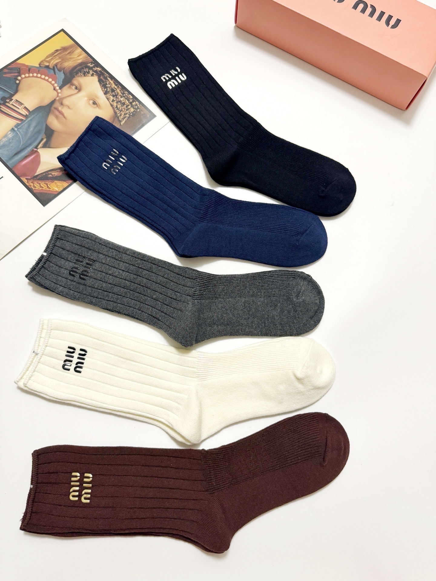 配包装🌟【一盒5 双】🌟缪缪 miumiu 经典字母 logo纯棉 中筒袜 ！超级软糯亲肤！🌟ins爆款