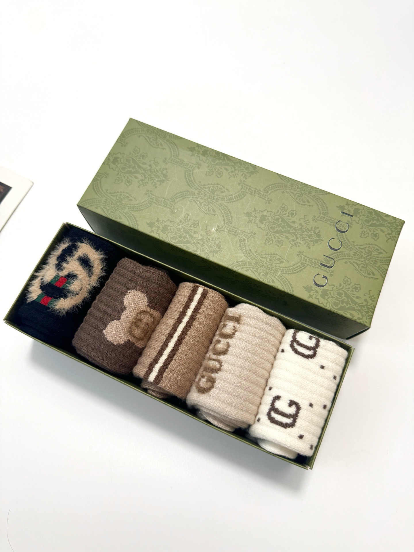 配包装🌟【一盒5 双】 🌟Gucci 古琦 经典双C 字母logo 羊绒混纺 中筒袜 ，ins超火爆配色