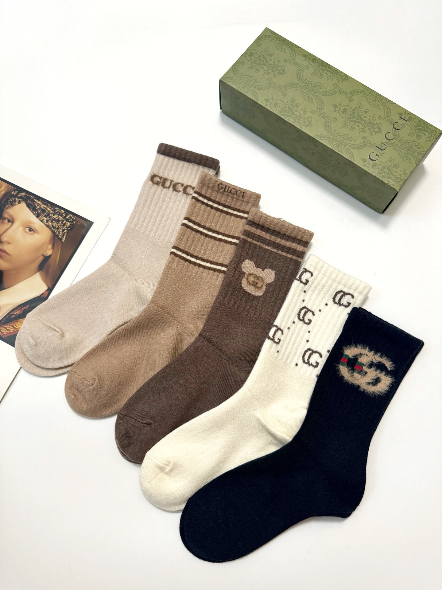 配包装🌟【一盒5 双】 🌟Gucci 古琦 经典双C 字母logo 羊绒混纺 中筒袜 ，ins超火爆配色