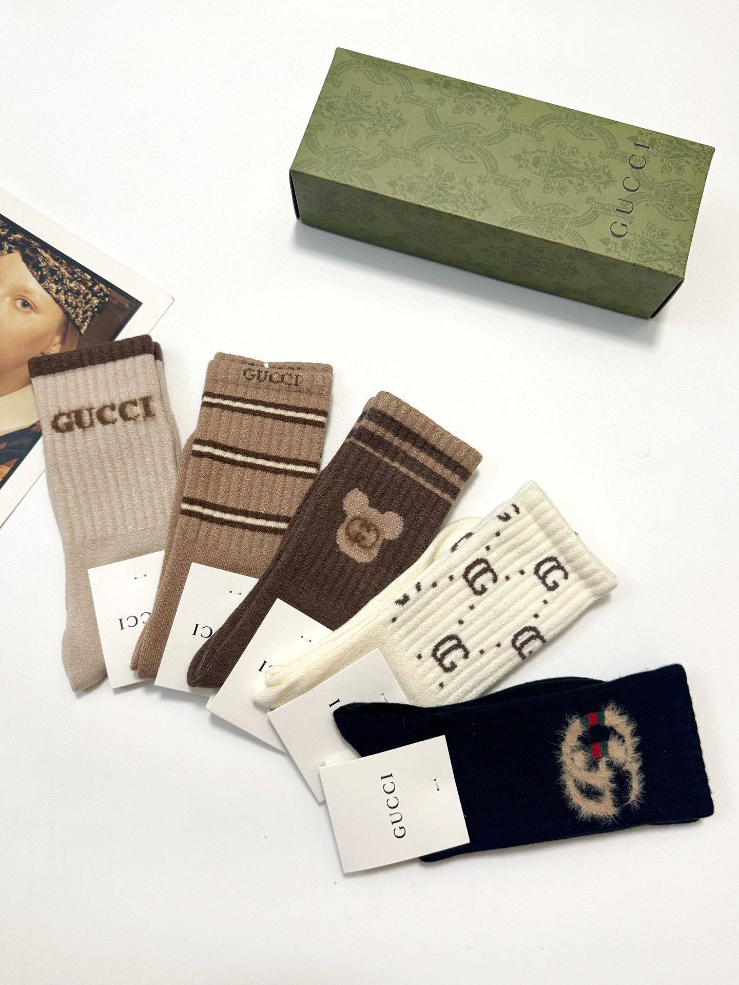 配包装🌟【一盒5 双】 🌟Gucci 古琦 经典双C 字母logo 羊绒混纺 中筒袜 ，ins超火爆配色