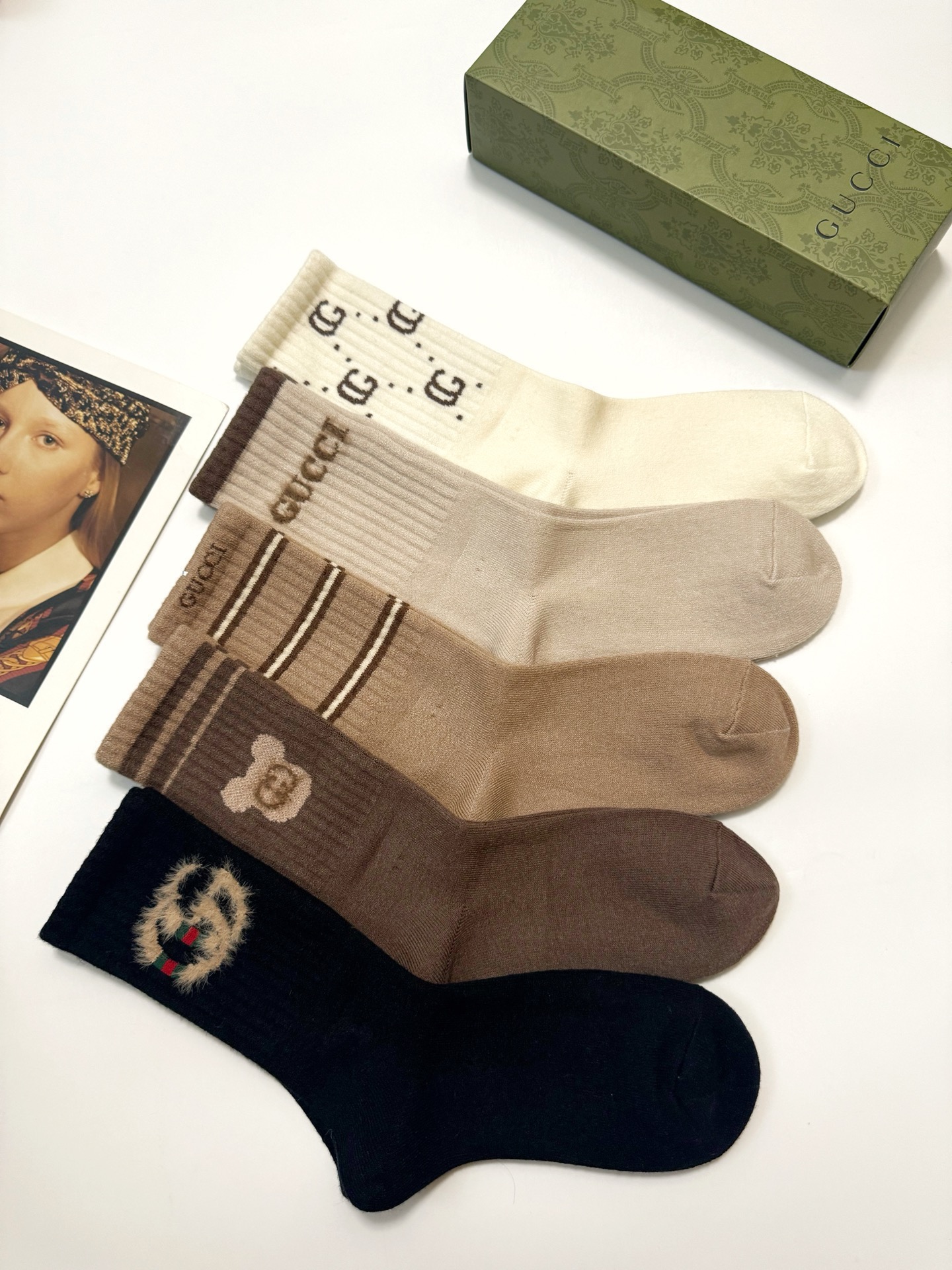 配包装🌟【一盒5 双】 🌟Gucci 古琦 经典双C 字母logo 羊绒混纺 中筒袜 ，ins超火爆配色