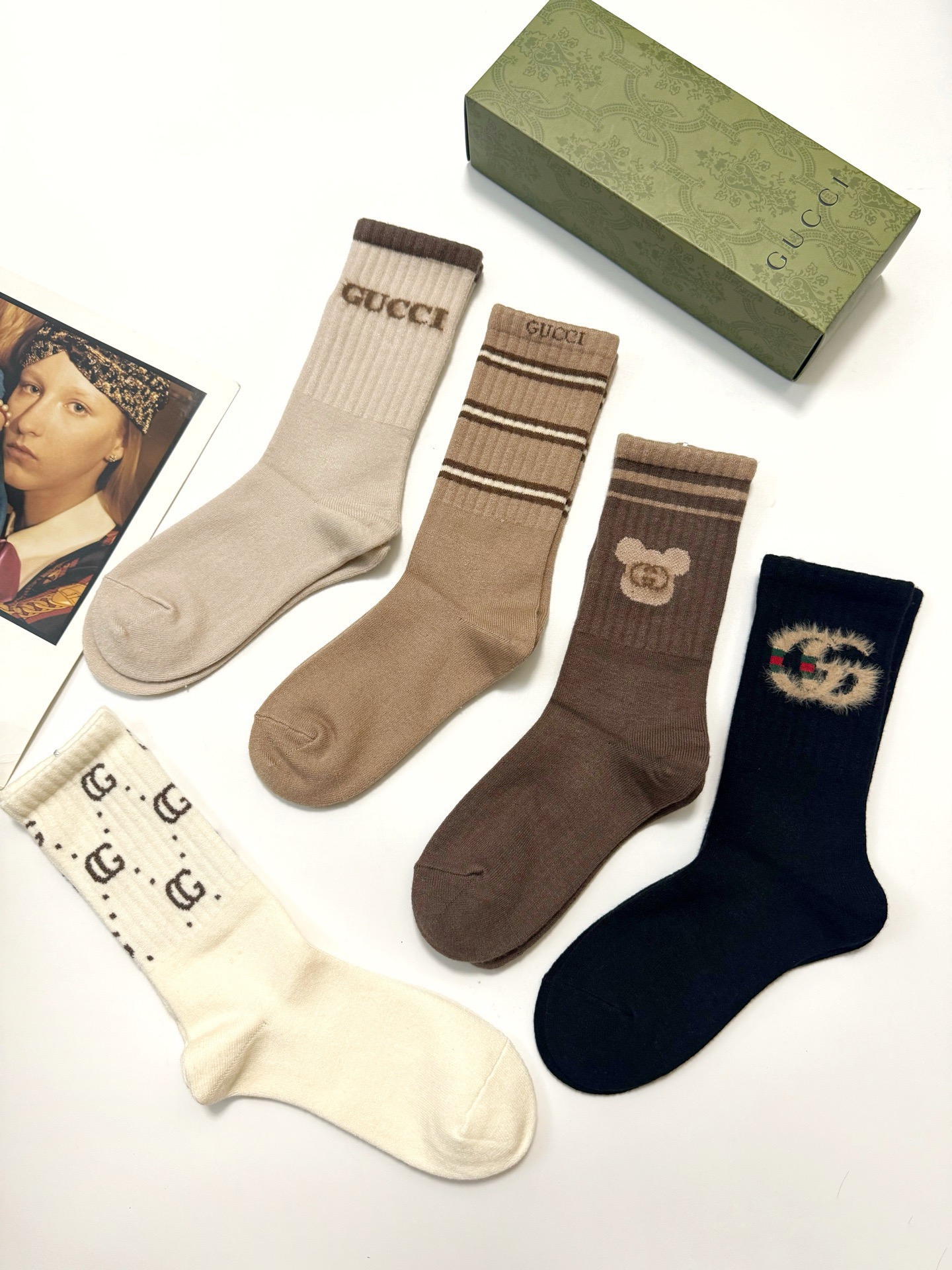 配包装🌟【一盒5 双】 🌟Gucci 古琦 经典双C 字母logo 羊绒混纺 中筒袜 ，ins超火爆配色
